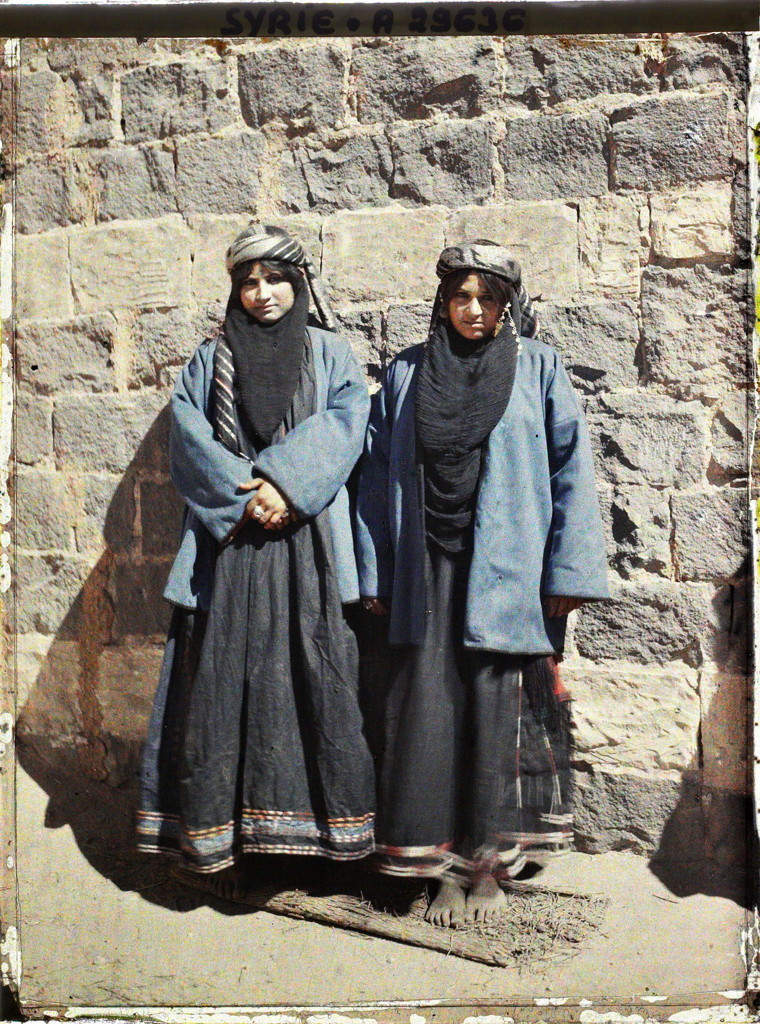 Image représentant Une jeune mariée (celle de gauche ?) et sa cousine