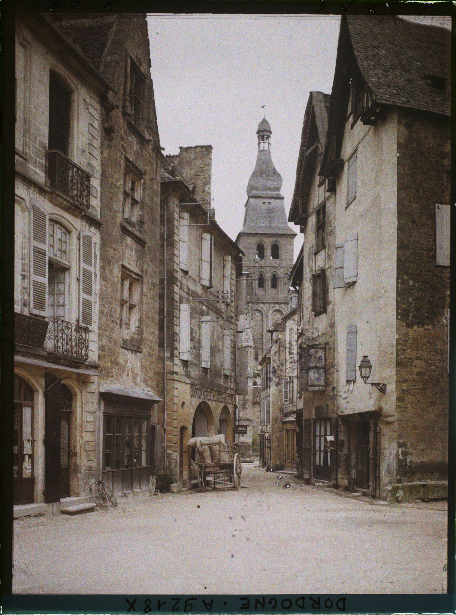 Image représentant France, Sarlat, La rue Foy et la Cathédrale