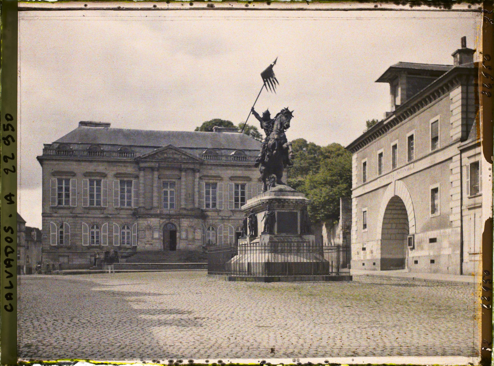 Image représentant Statue de Guillaume le Conquérant et l'Hôtel de Ville