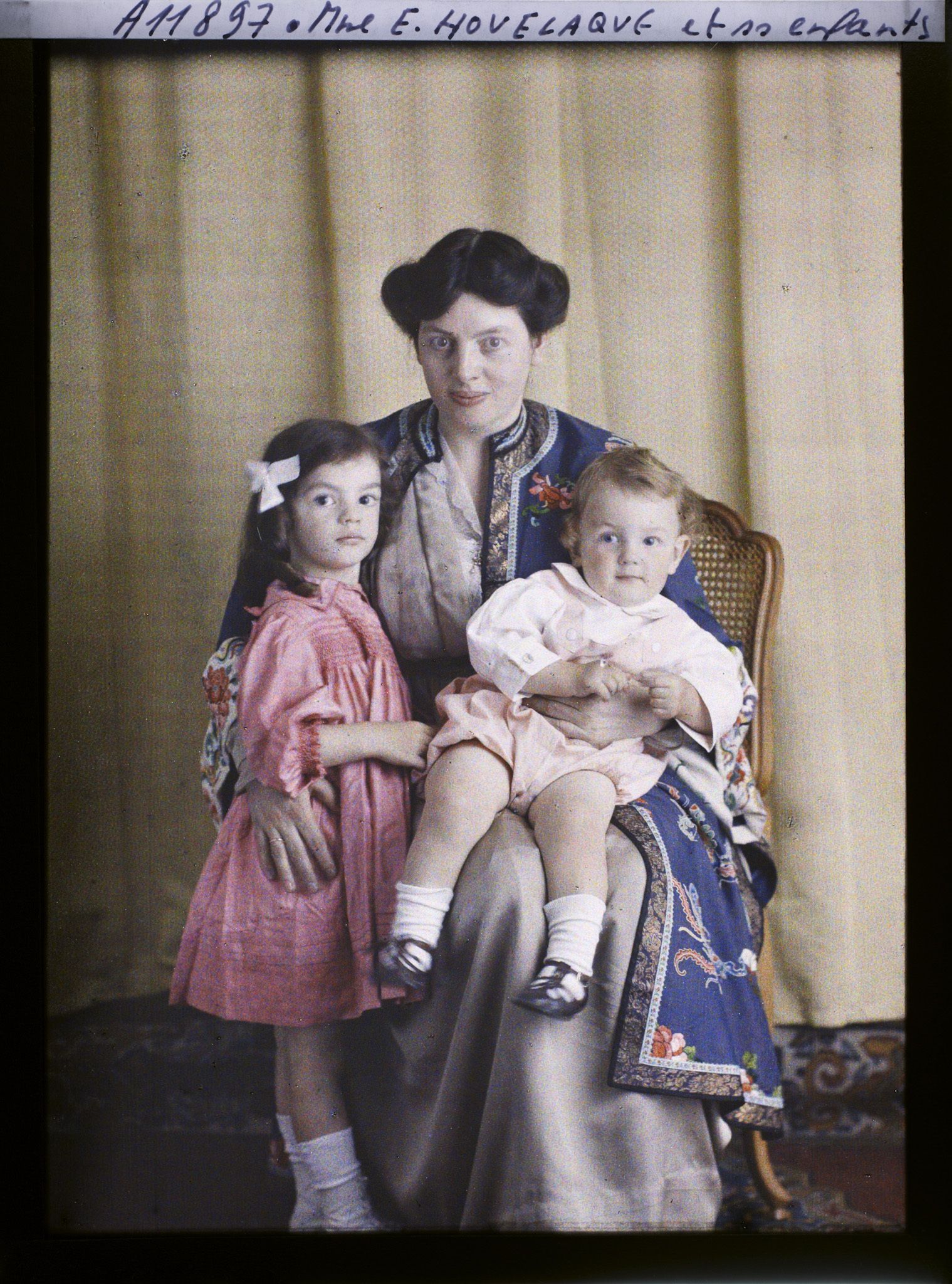 Image représentant Madame Emile Hovelaque et ses deux enfants