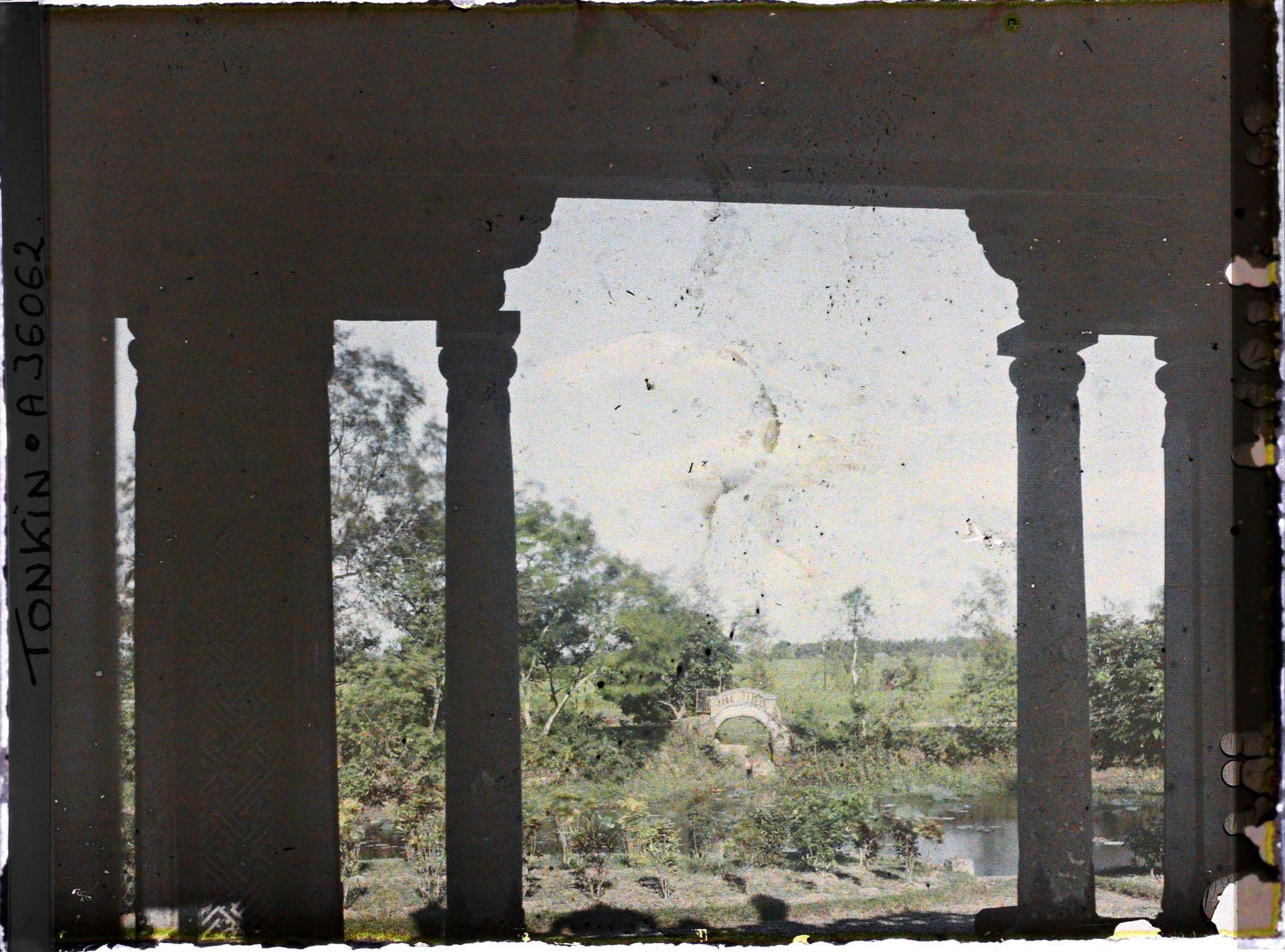 Image représentant Un paysage vu de l'intérieur du monument funéraire d'un grand mandarin