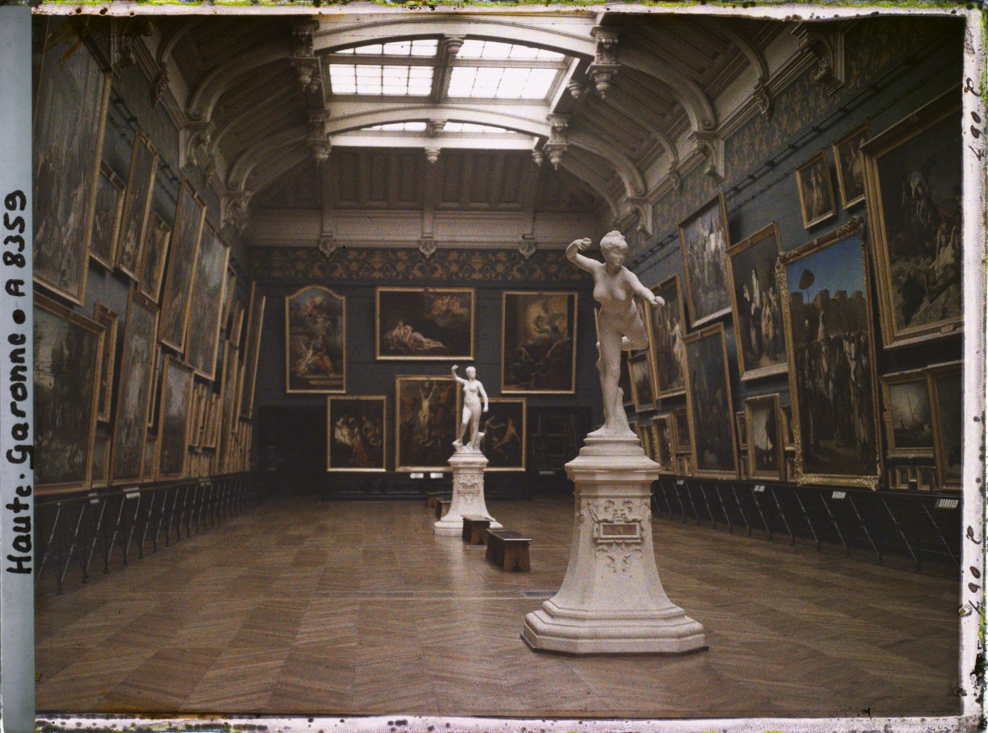 Image représentant Les deux sculptures de Diane par Jean Falguière, dans la grande salle de peintures du musée des Augustins
