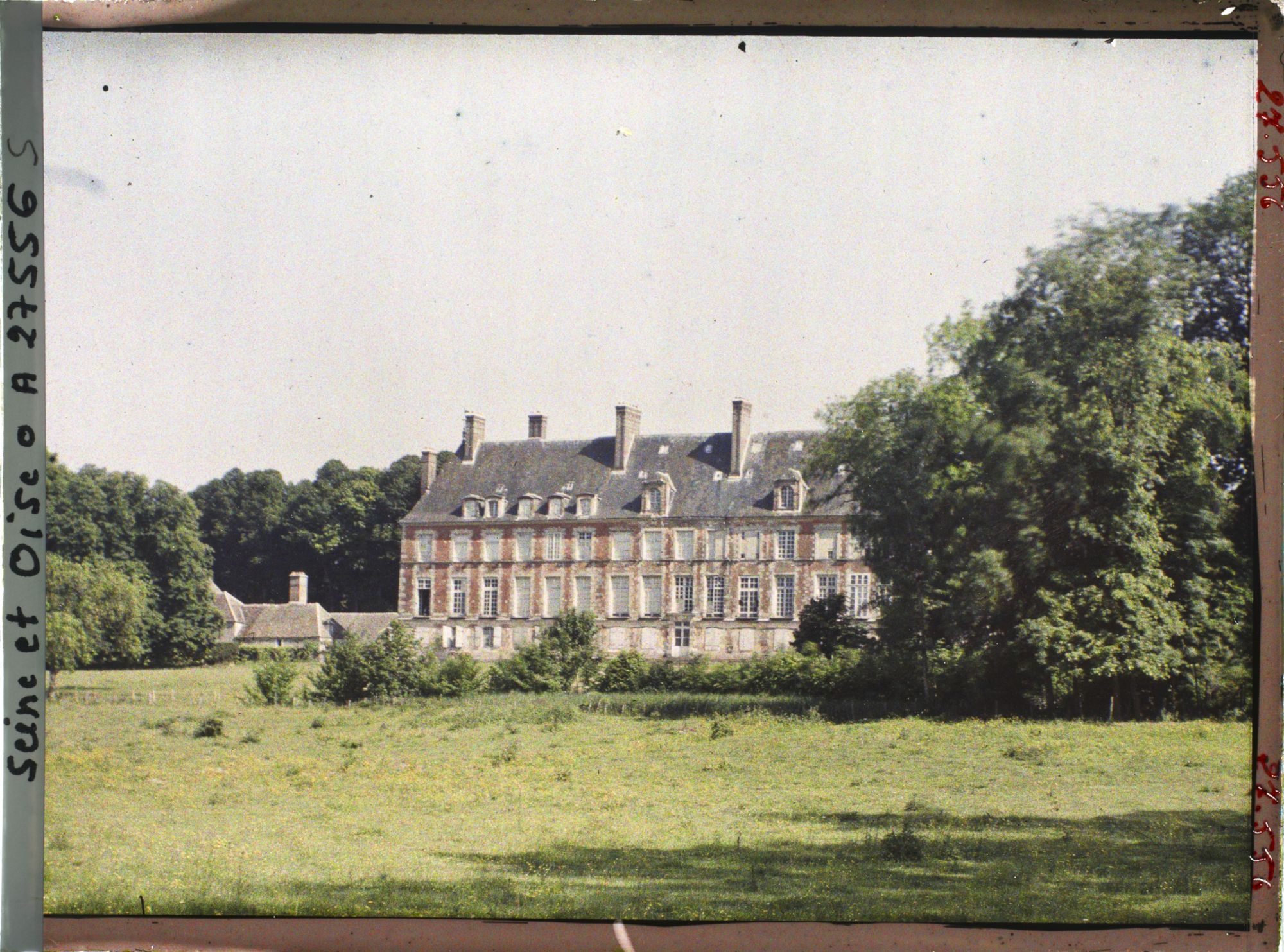 Image représentant France, Les Mesnuls, Coté Ouest du Chateau vu des prés