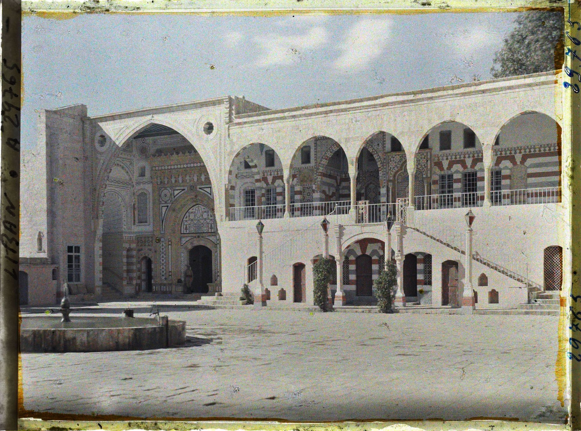 Image représentant La cour du Dar El-wousta et la façade du Dar El-harim dans le palais de l'émir Bachir Chihab