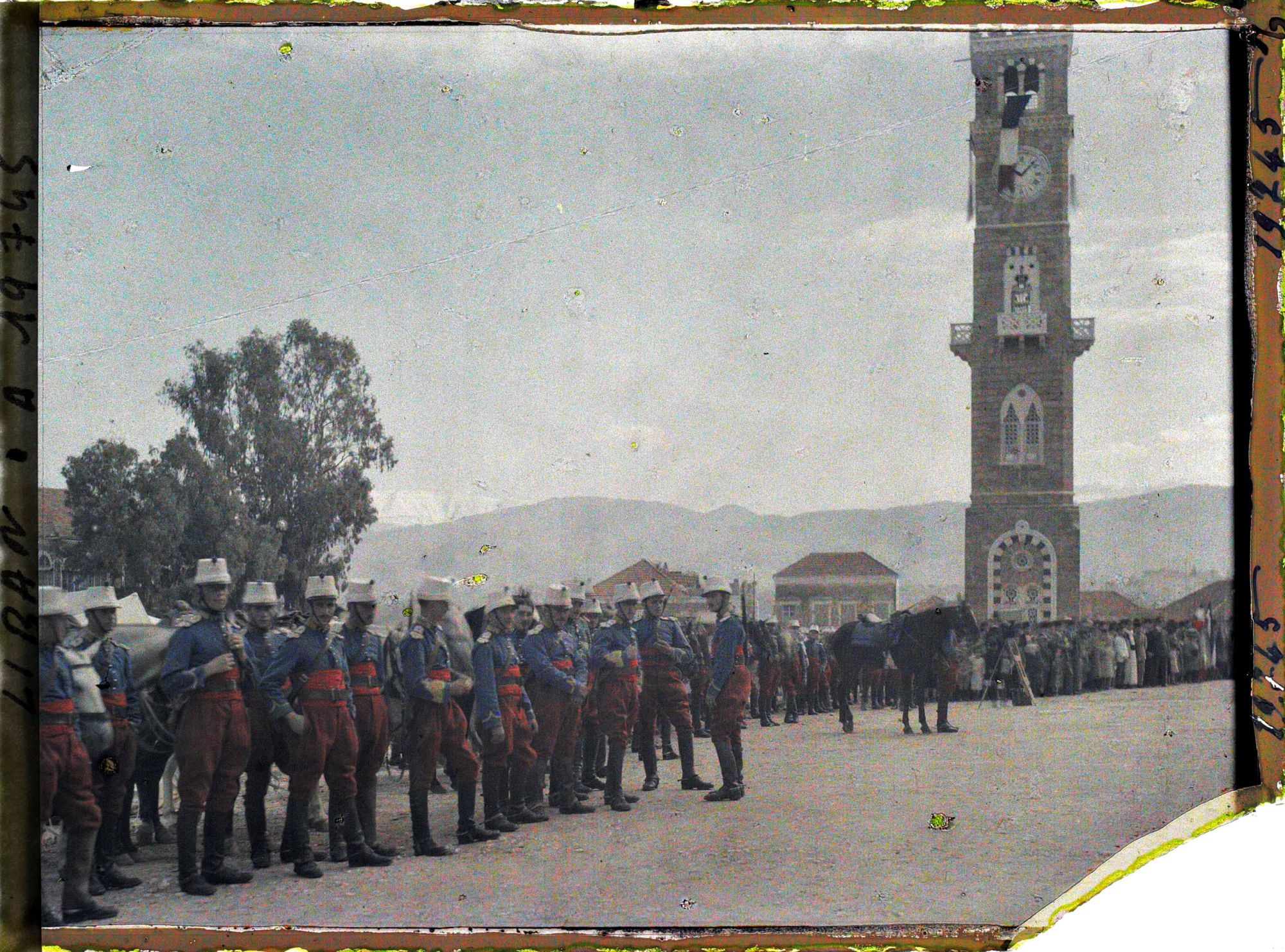 Image représentant Le 4ème régiment de chasseurs d'Afrique (troupes à cheval françaises) au pied de la tour du Grand Sérail