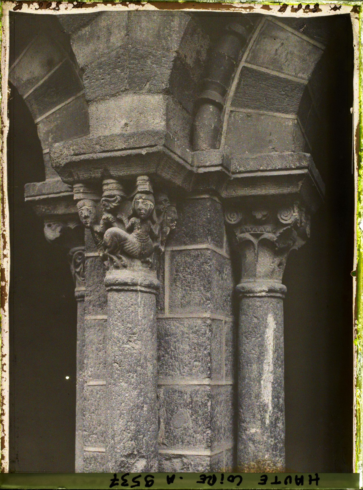 Image représentant L'un des piliers du cloître de la cathédrale Notre-Dame-de-l'Annonciation