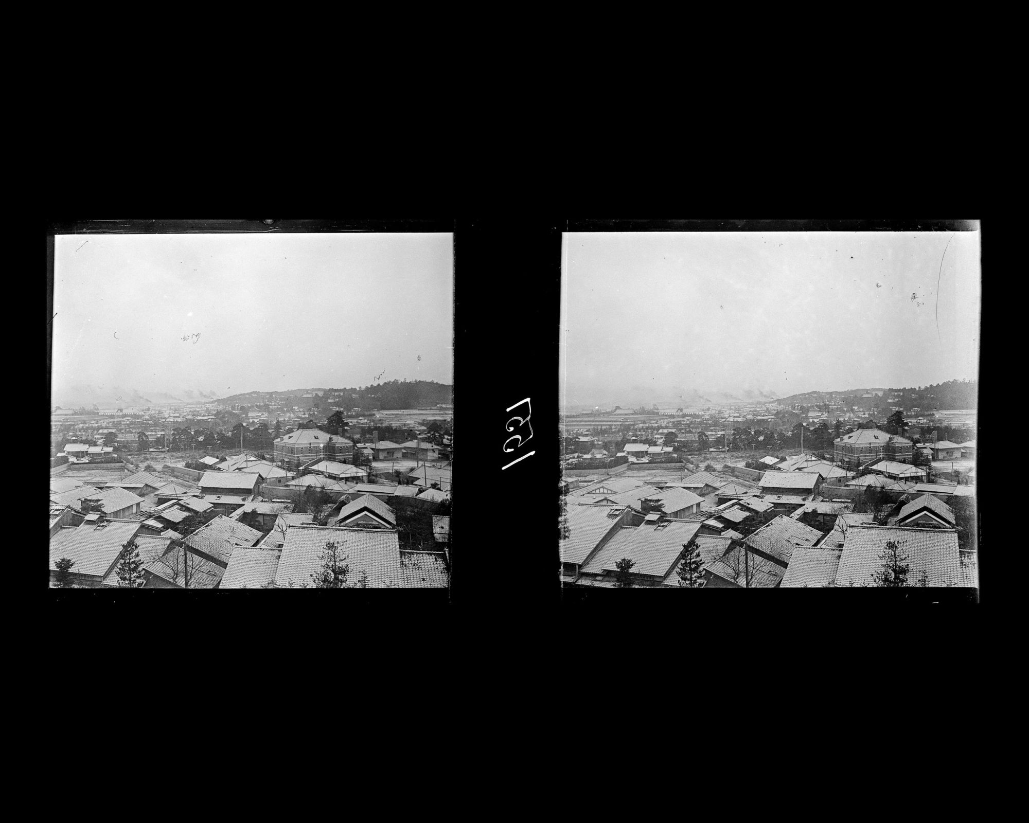 Image représentant Les toits enneigés de la ville pris depuis l'hôtel Miyako