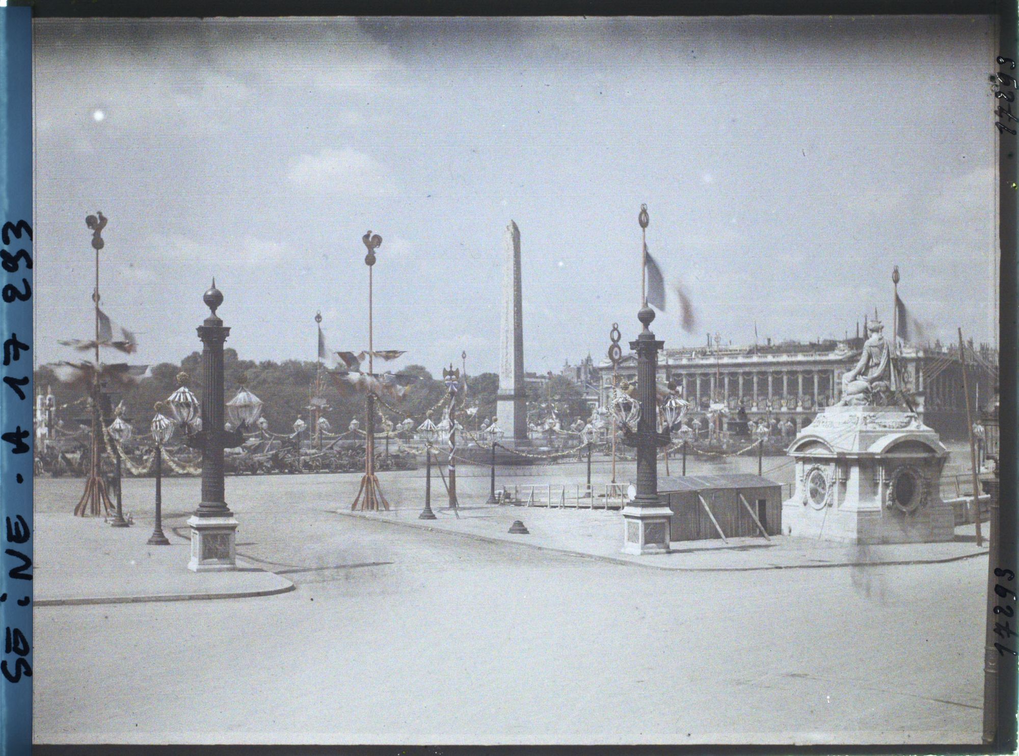 Image représentant La place de la Concorde décorée pour les fêtes de la Victoire des 13 et 14 juillet