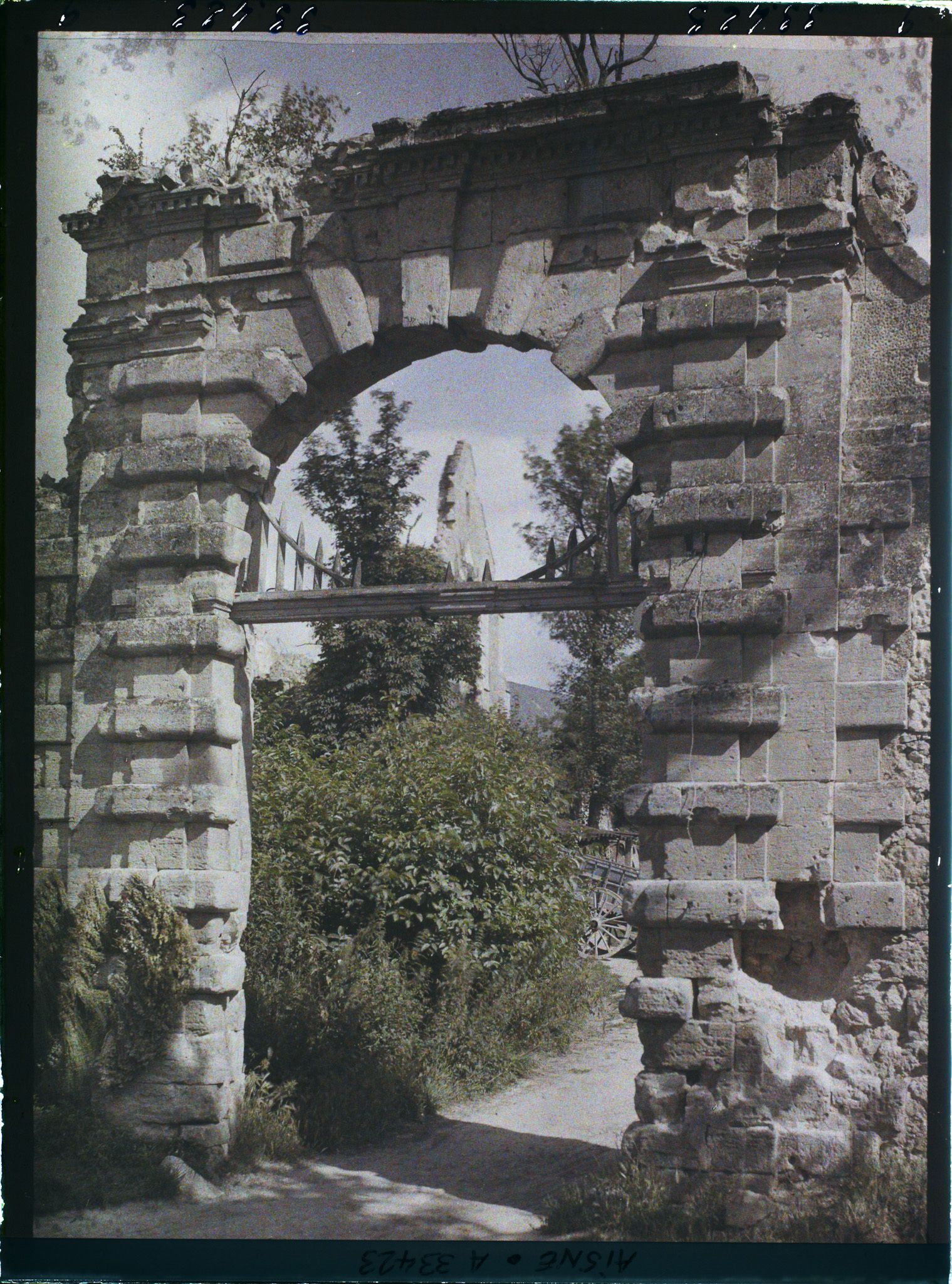 Image représentant France, Ruines de l'Eglise et Vieille Porte