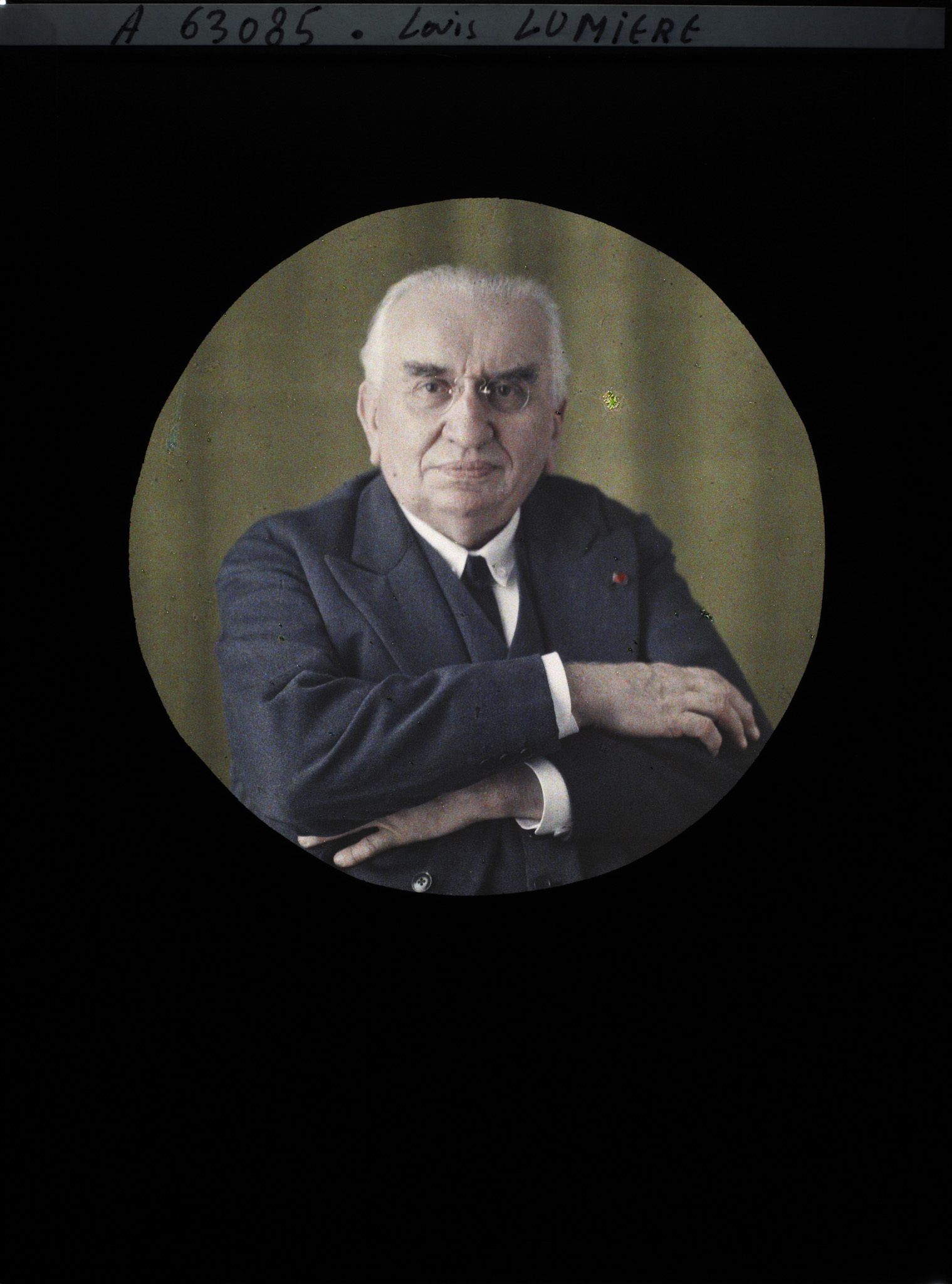 Image représentant Monsieur  https://musee-albert-kahn.s-museum.fr/home/NWQ2OTAwYzNmYjZlZTk1ZWQwODJmMjY4L2dlbmVyaWMtbm90aWNlLXRhYi9hdXRob3JpdHkvNjE3YTc5ZjVjZjhiODk2OGIzMzM3ZDIx/5d6900c3fb6ee95ed082f268/generic-notice-tab/authority/617a79ebcf8b8968b33372a0 Louis Lumière