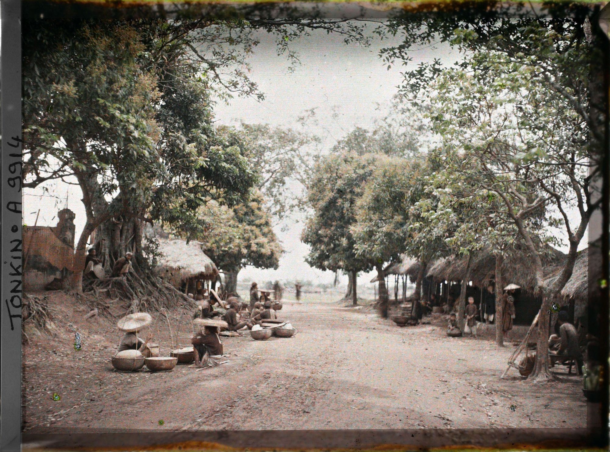 Image représentant Un marché à la sortie d'un village, le long de la route