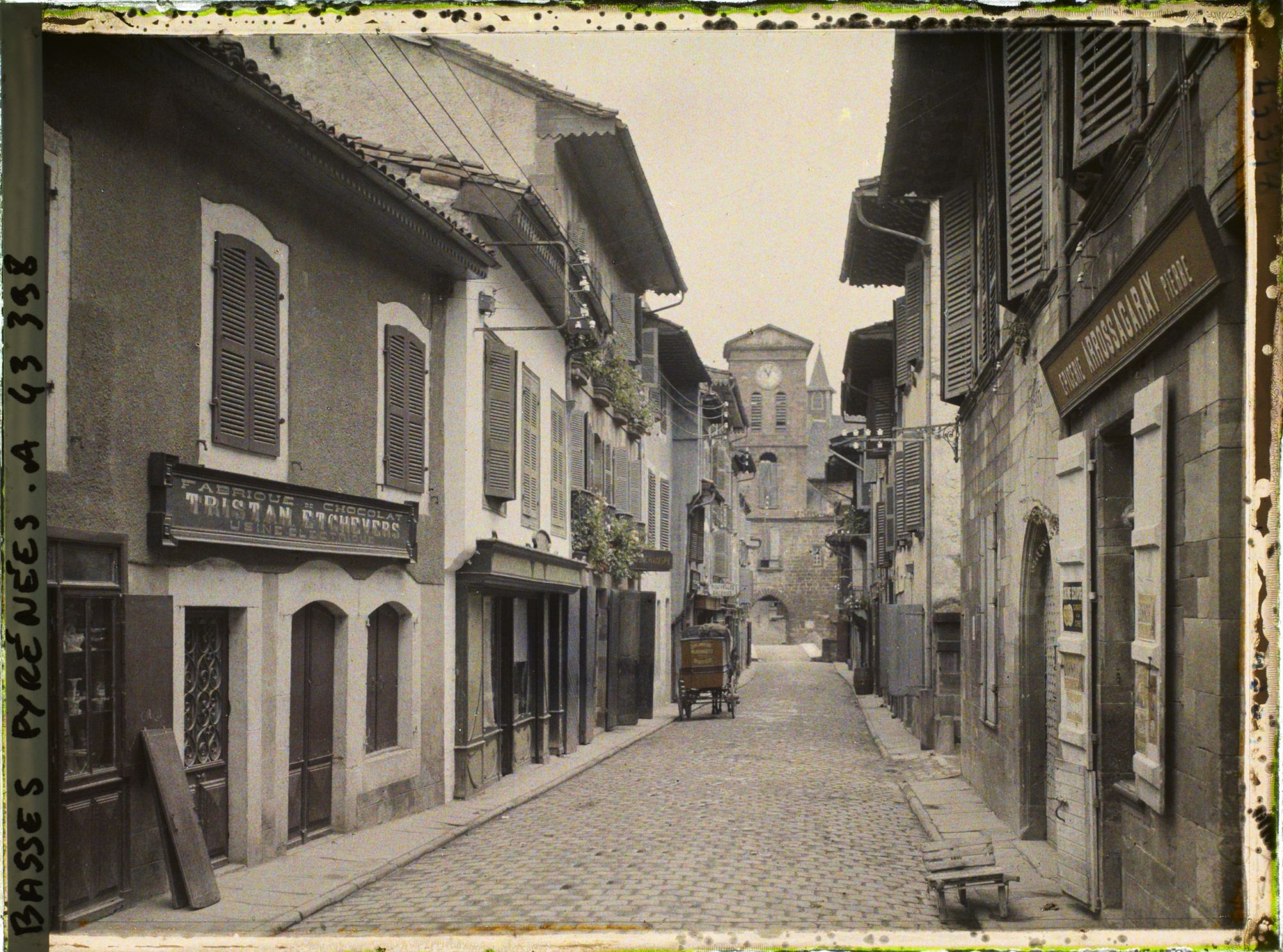 Image représentant France , St Jean-Pied de Port, La Rue Principale et l'Eglise