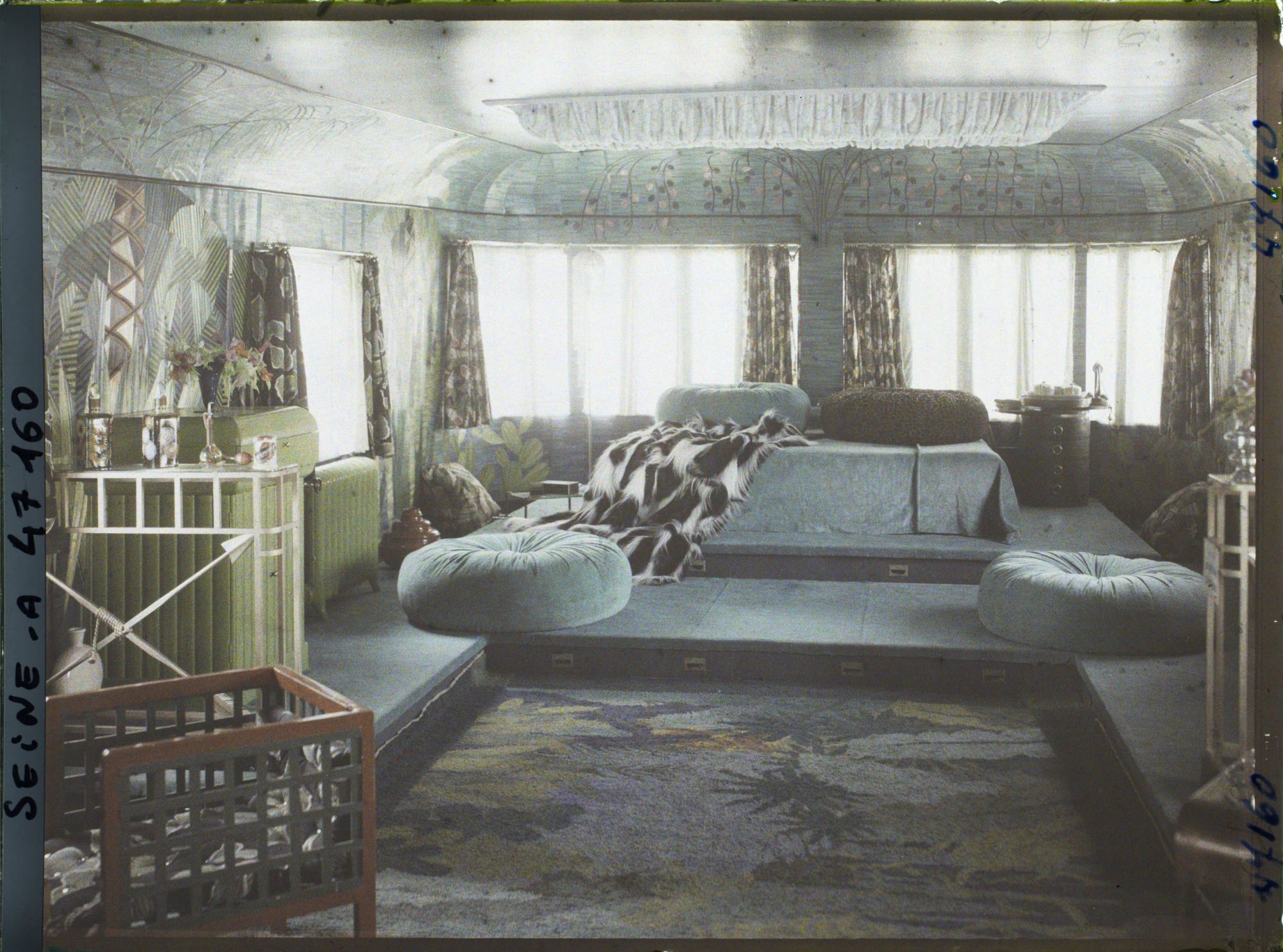 Image représentant L'Exposition des arts décoratifs, Péniche Poiret, Chambre à coucher, pour présentation création Maison Martine