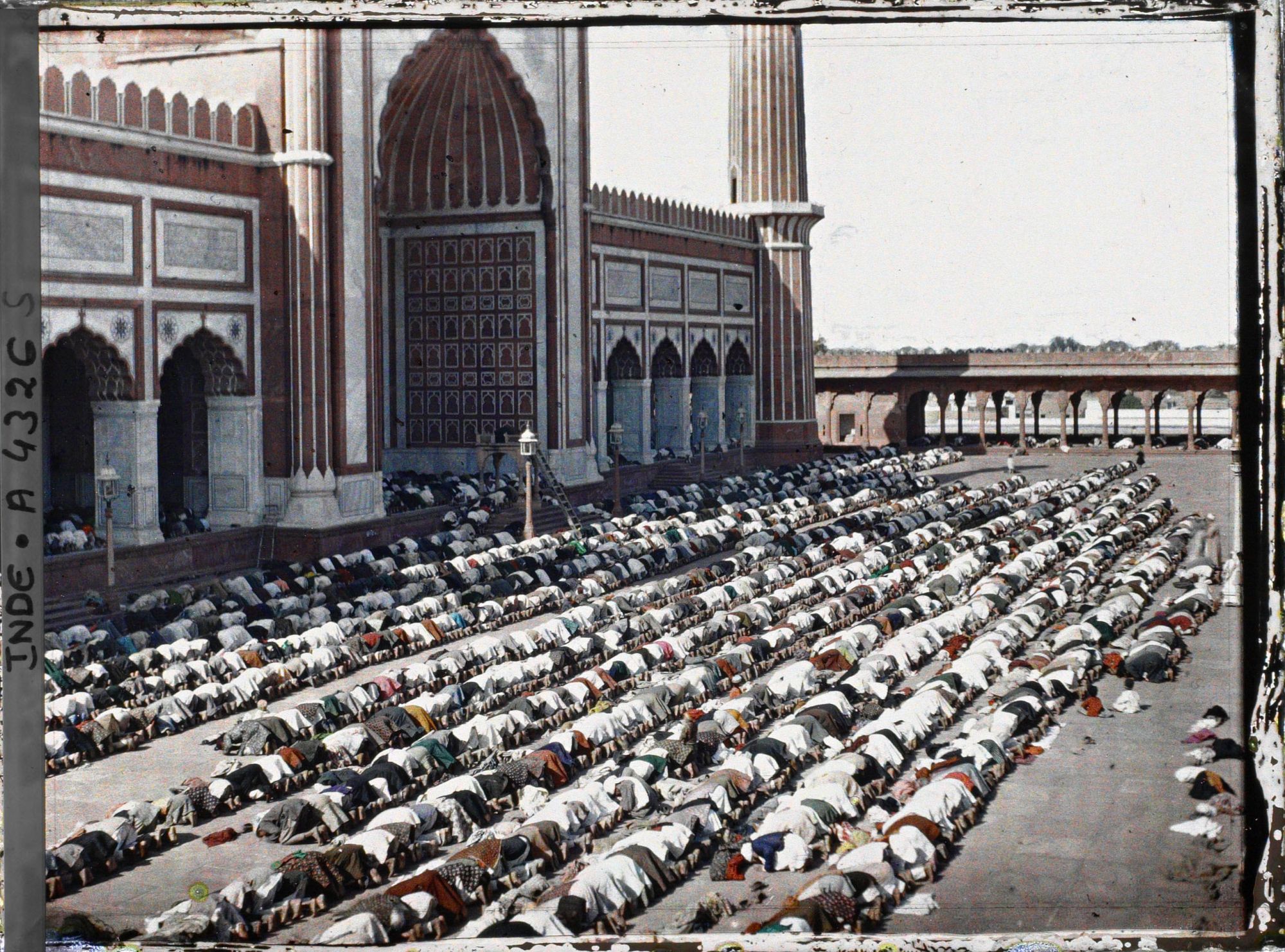 Image représentant La prière du vendredi dans la cour de la Grande Mosquée (Jama Masjid)