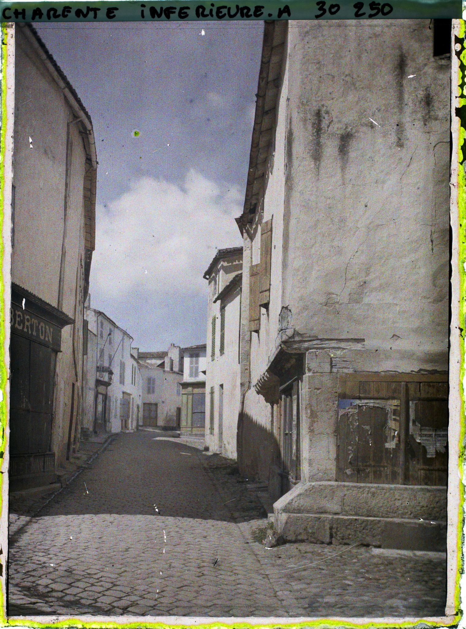 Image représentant France, La Rochelle, Une rue à St Martin de Ré