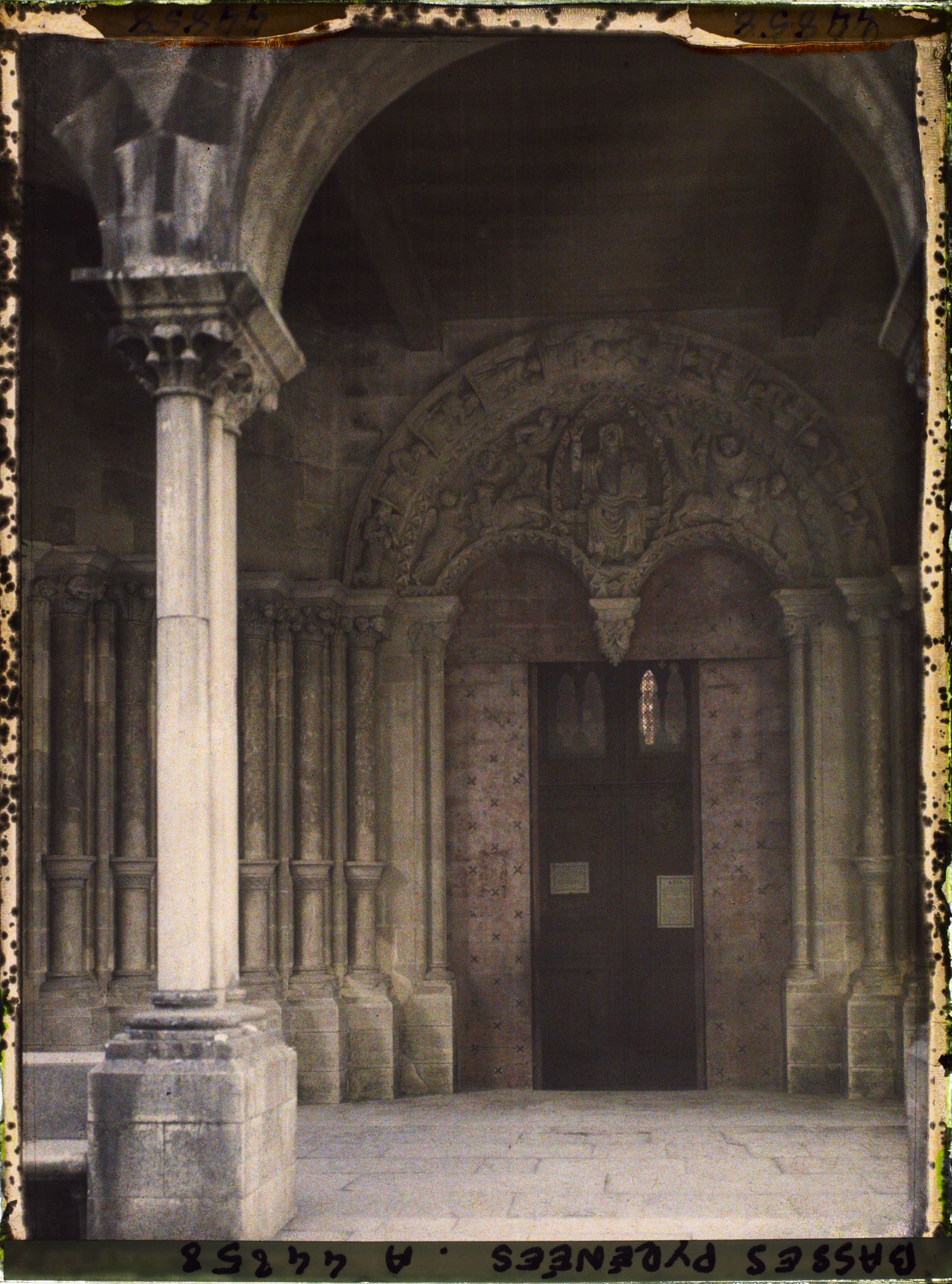 Image représentant France, Sauveterre de Béarn, La Porte principale, sous le porche