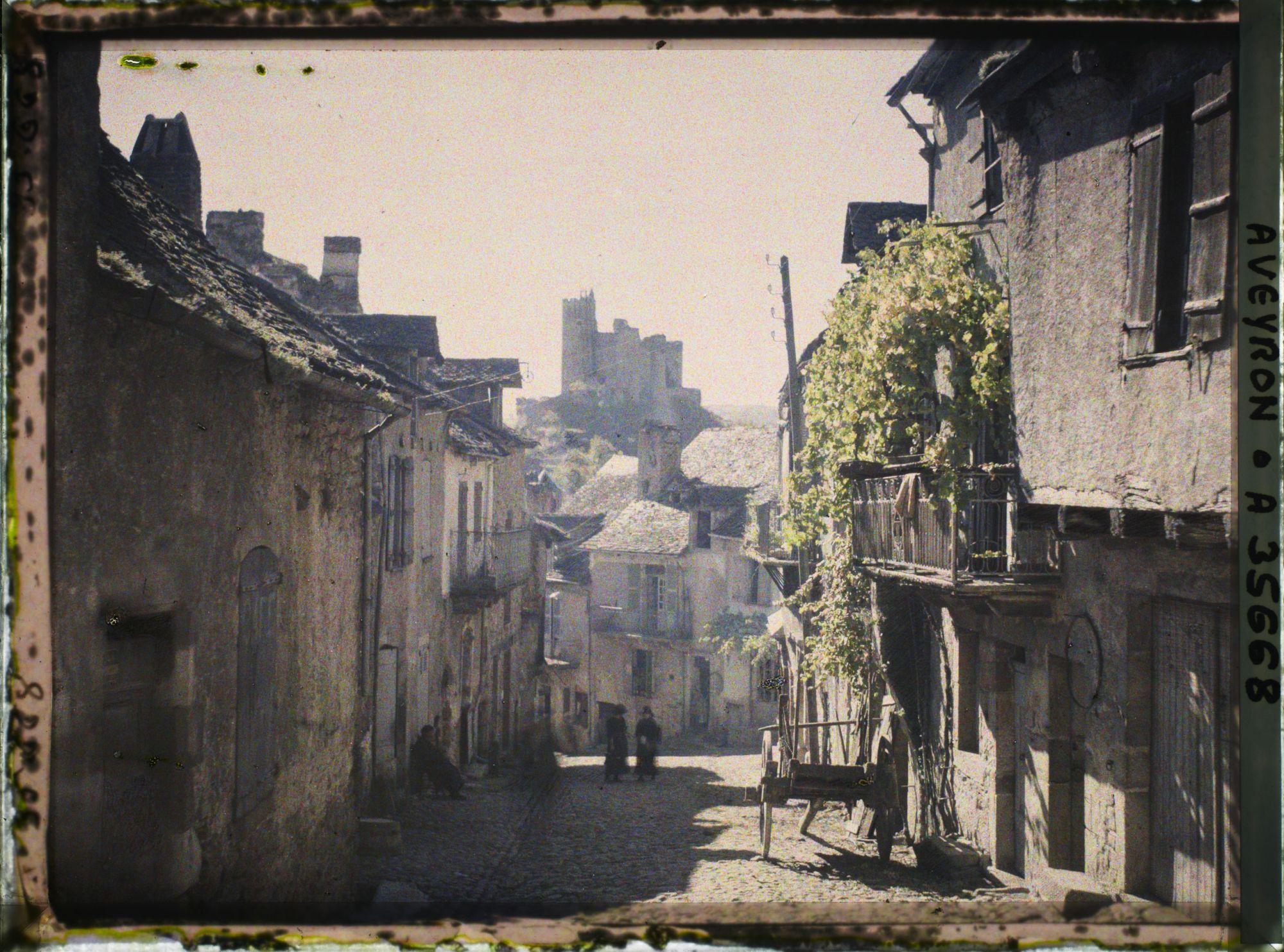 Image représentant La rue du Barriou, la forteresse au second plan