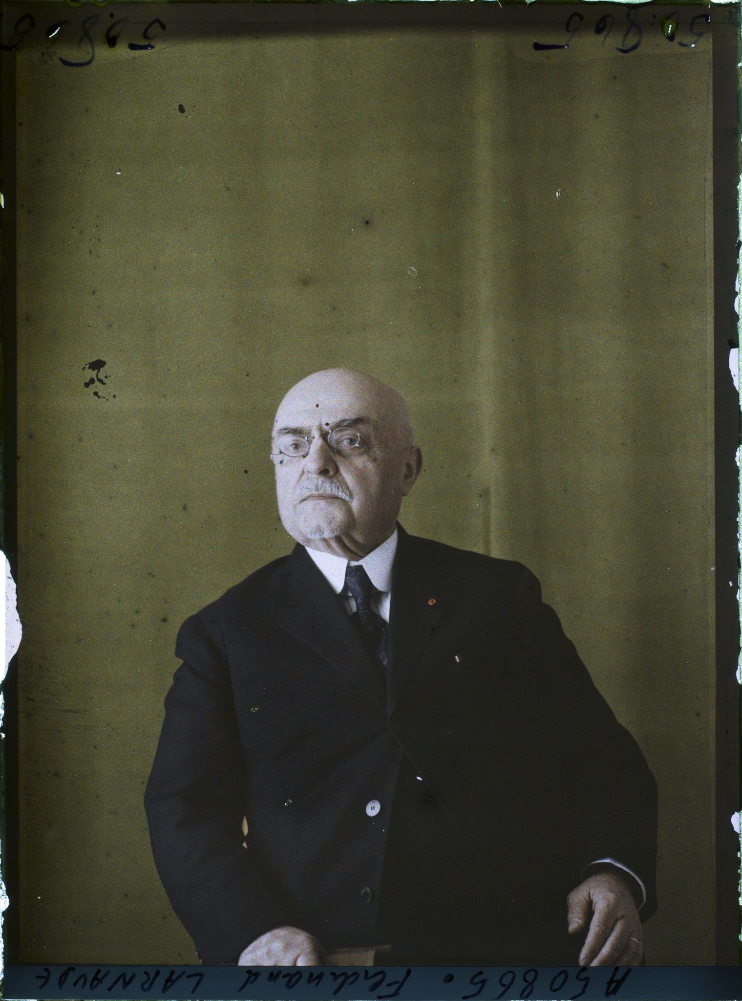 Image représentant Monsieur  https://musee-albert-kahn.s-museum.fr/home/NWQ2OTAwYzNmYjZlZTk1ZWQwODJmMjY4L2dlbmVyaWMtbm90aWNlLXRhYi9hdXRob3JpdHkvNjE3YTc5ZjVjZjhiODk2OGIzMzM3ZDIx/5d6900c3fb6ee95ed082f268/generic-notice-tab/authority/617a79ebcf8b8968b333712b Fernand Larnaude
