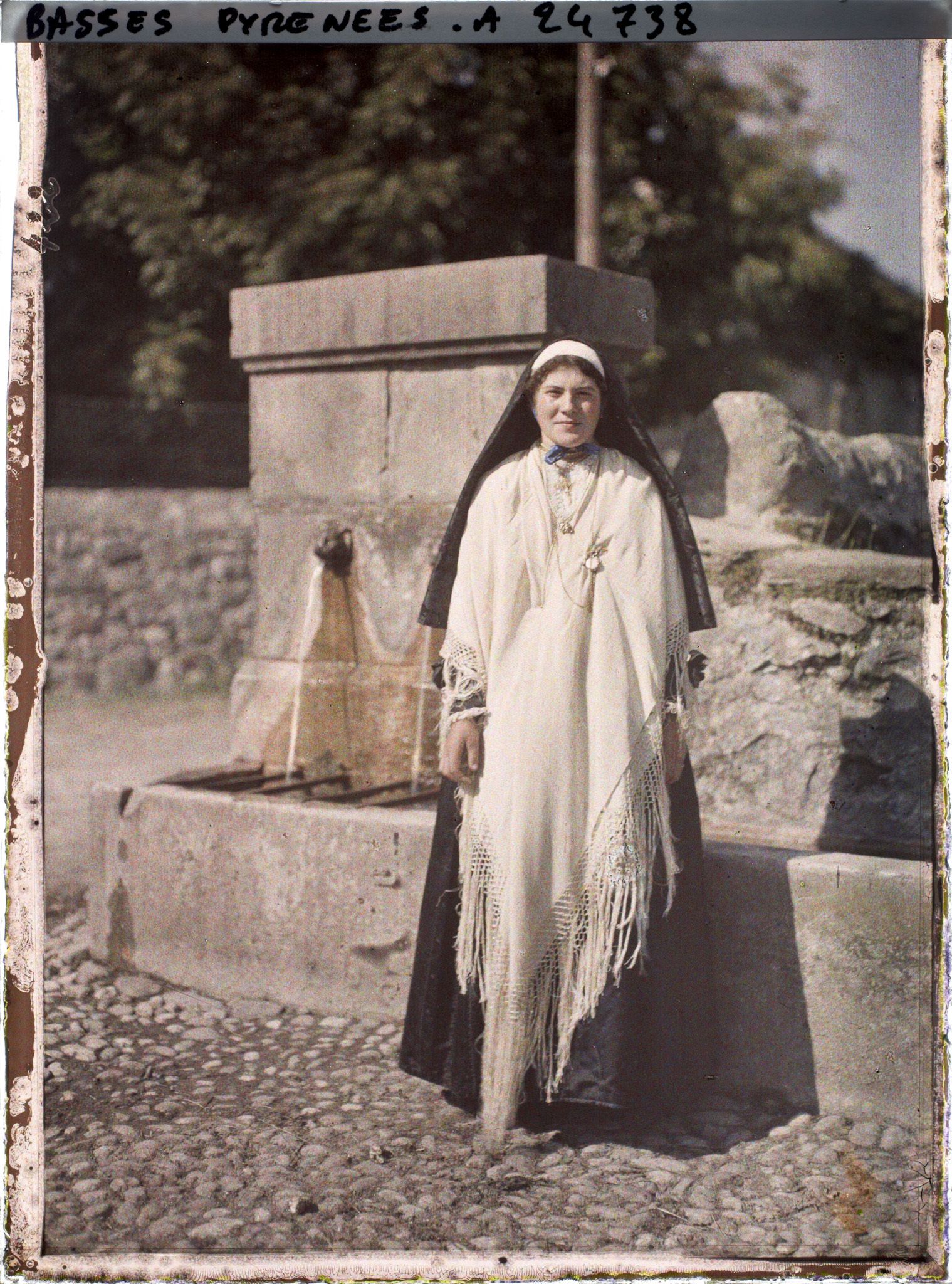 Image représentant France, Vallée d'Ossau, Vallée d'Ossau Jeune Ossaloise en Costume de deuil