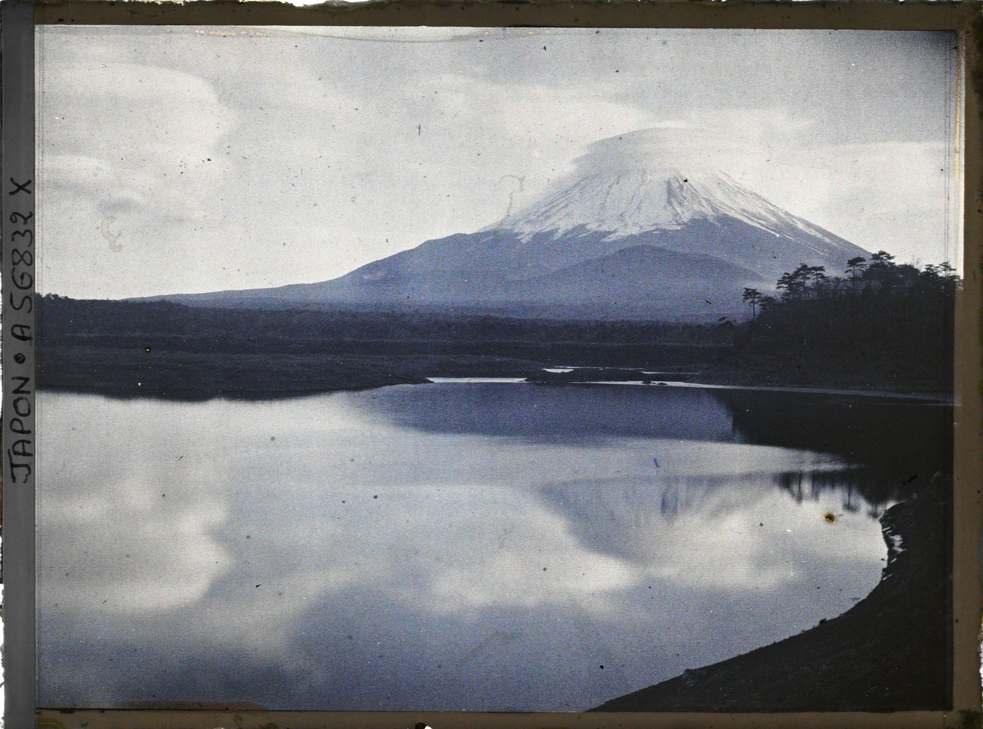 Image représentant Le Mont Fuji (Fuji-san) se reflétant dans le lac Shôji (Shôji-ko)