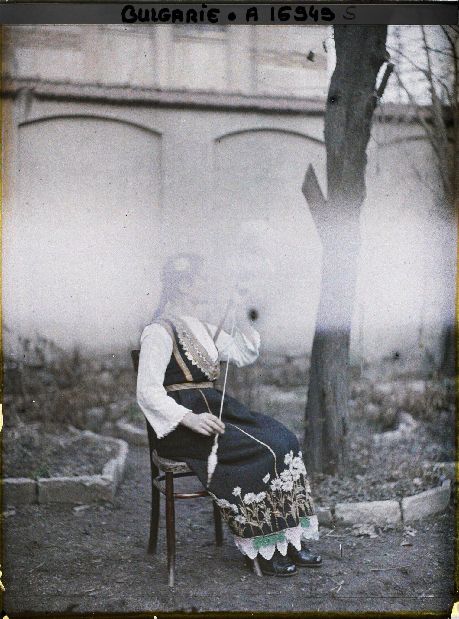 Image représentant Jeune femme à robe brodée de marguerites