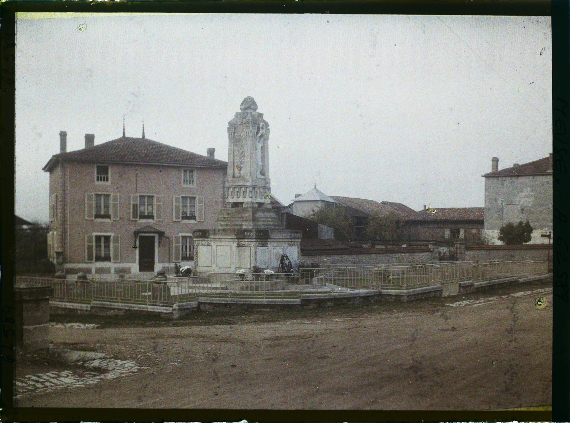 Image représentant France, Neuvilly, Place de l'Eglise