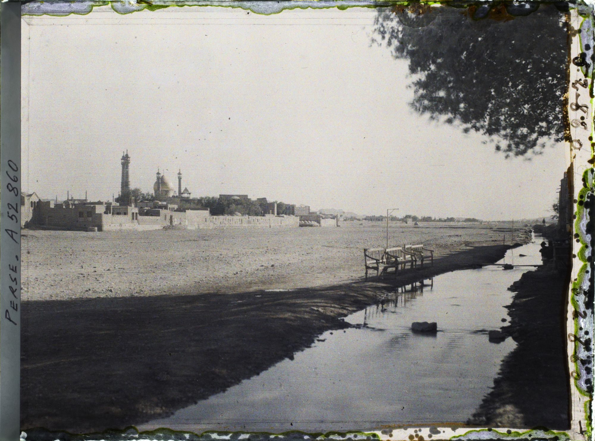 Image représentant Vue vers le sanctuaire de Fatima Masoumeh le long de la rivière Qom