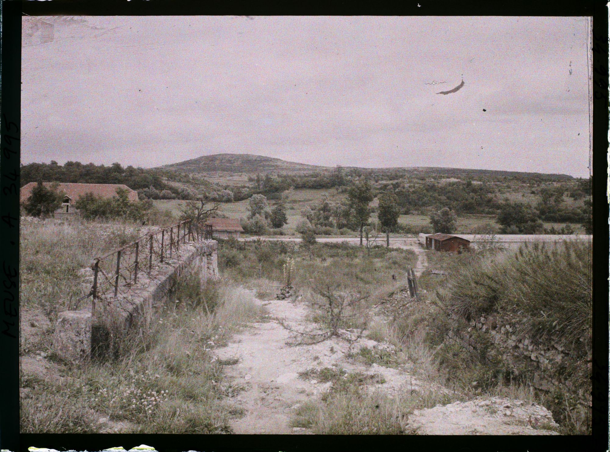 Image représentant France, Boureuil Secteur de Vauquois, La petite Boureuil, au fond, la butte de Vauquois