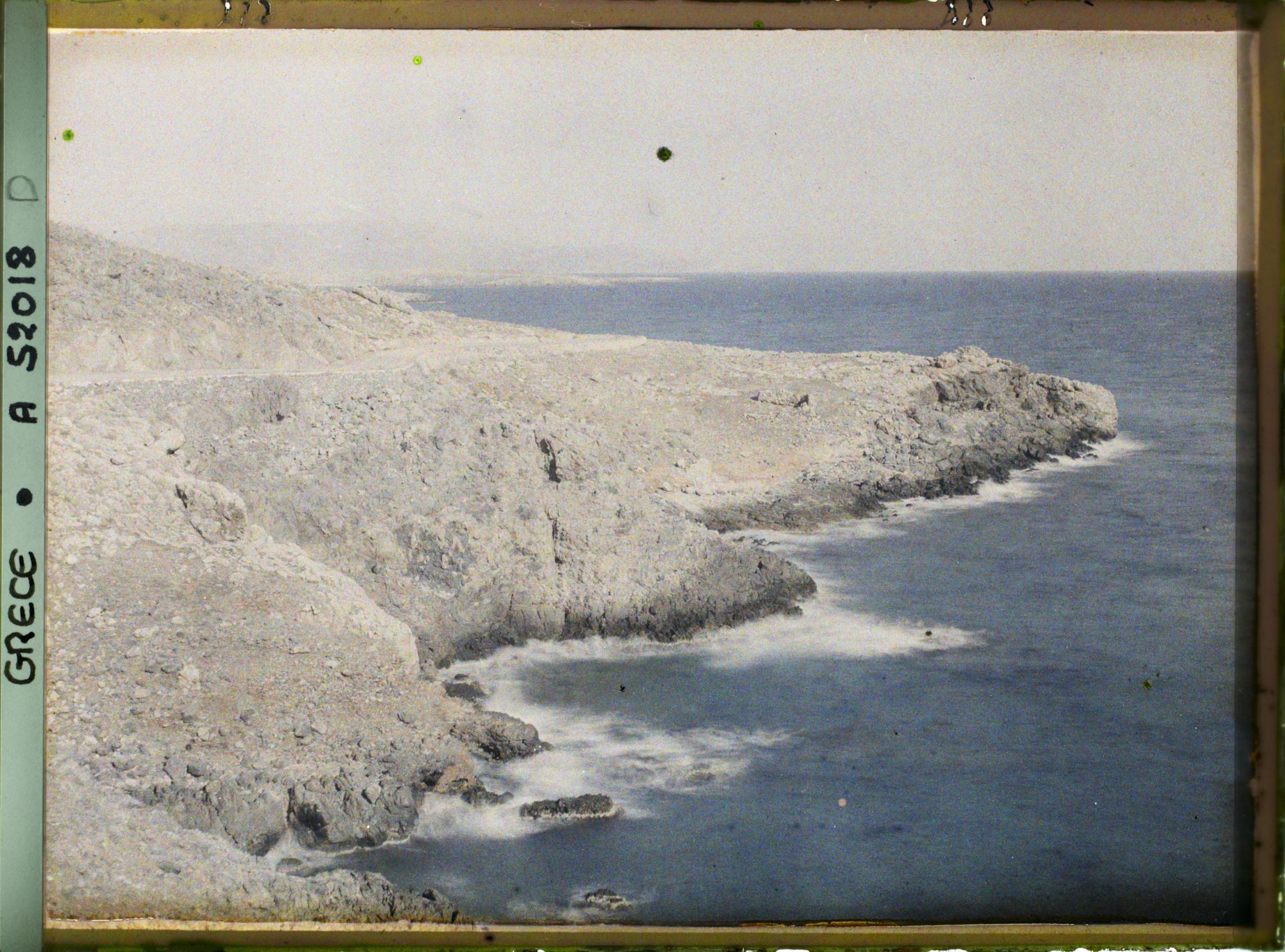 Image représentant La côte de rocher avec la route en corniche et la mer