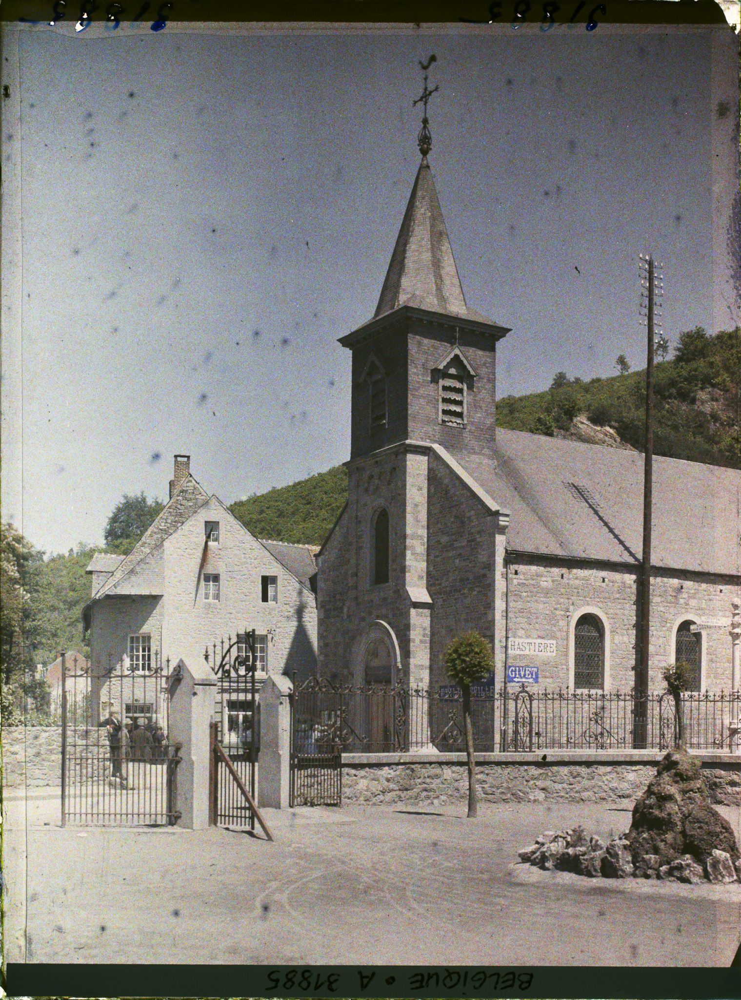 Image représentant Belgique, Hastière, Eglise de la rive gauche et vieilles Maisons