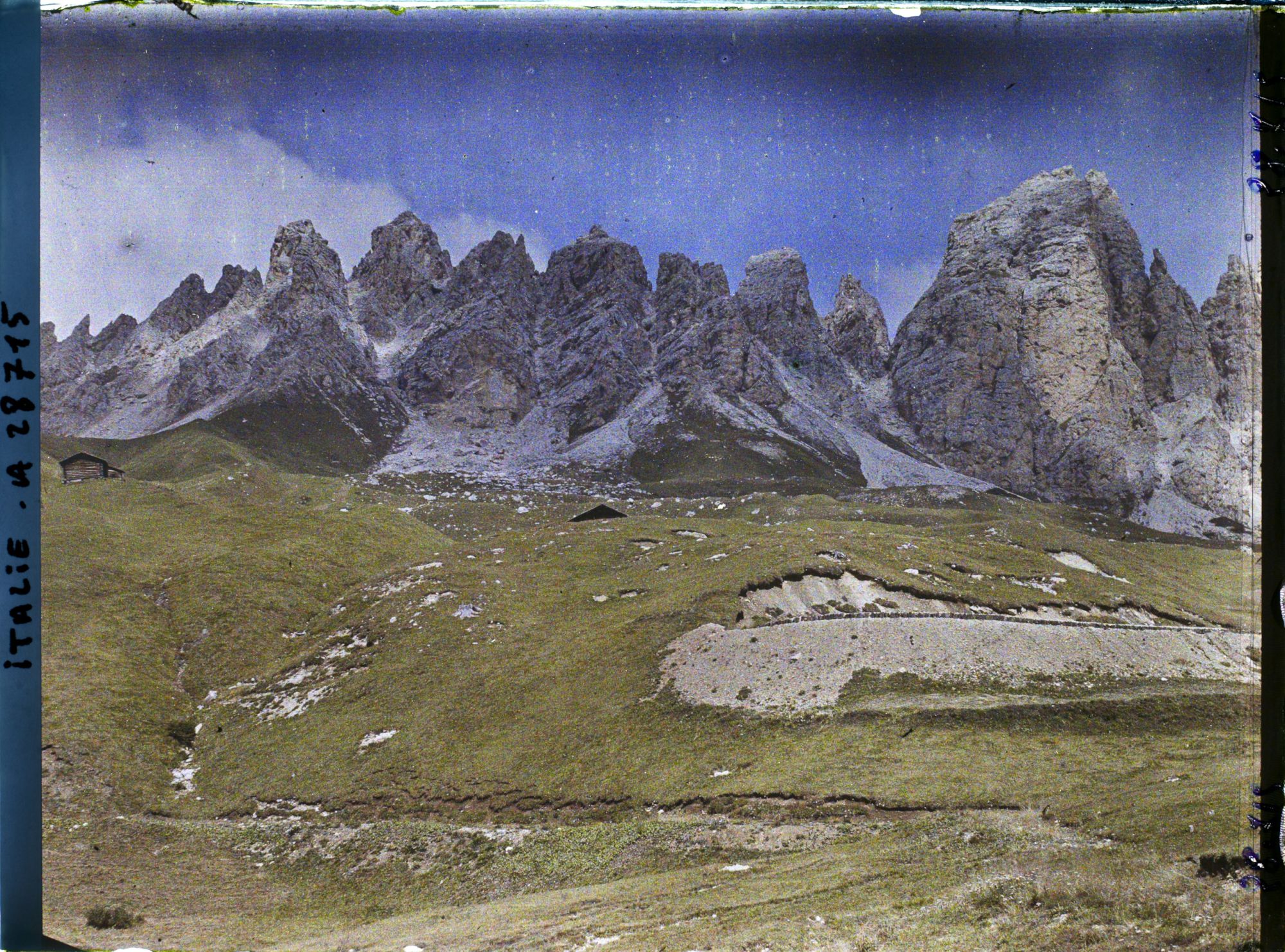 Image représentant Le col du Grödner (Grödner Joch ou passo Gardena) et la chaine de Pizes de Cir (Cirspitzen ou Gruppo del Cir)
