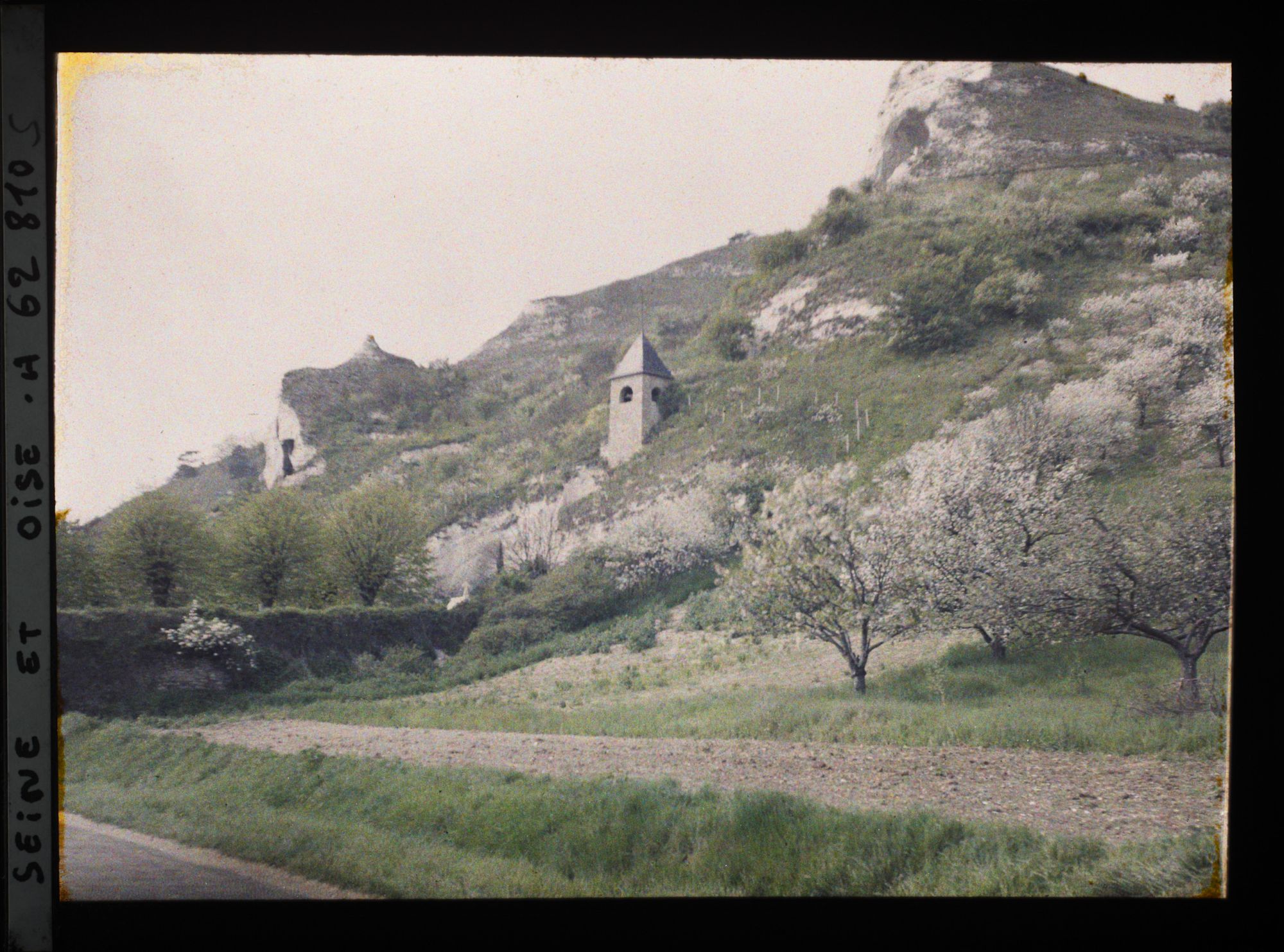 Image représentant Ile de France, Hte Isle, La vieille Eglise creusée dans le rocher vue de la route