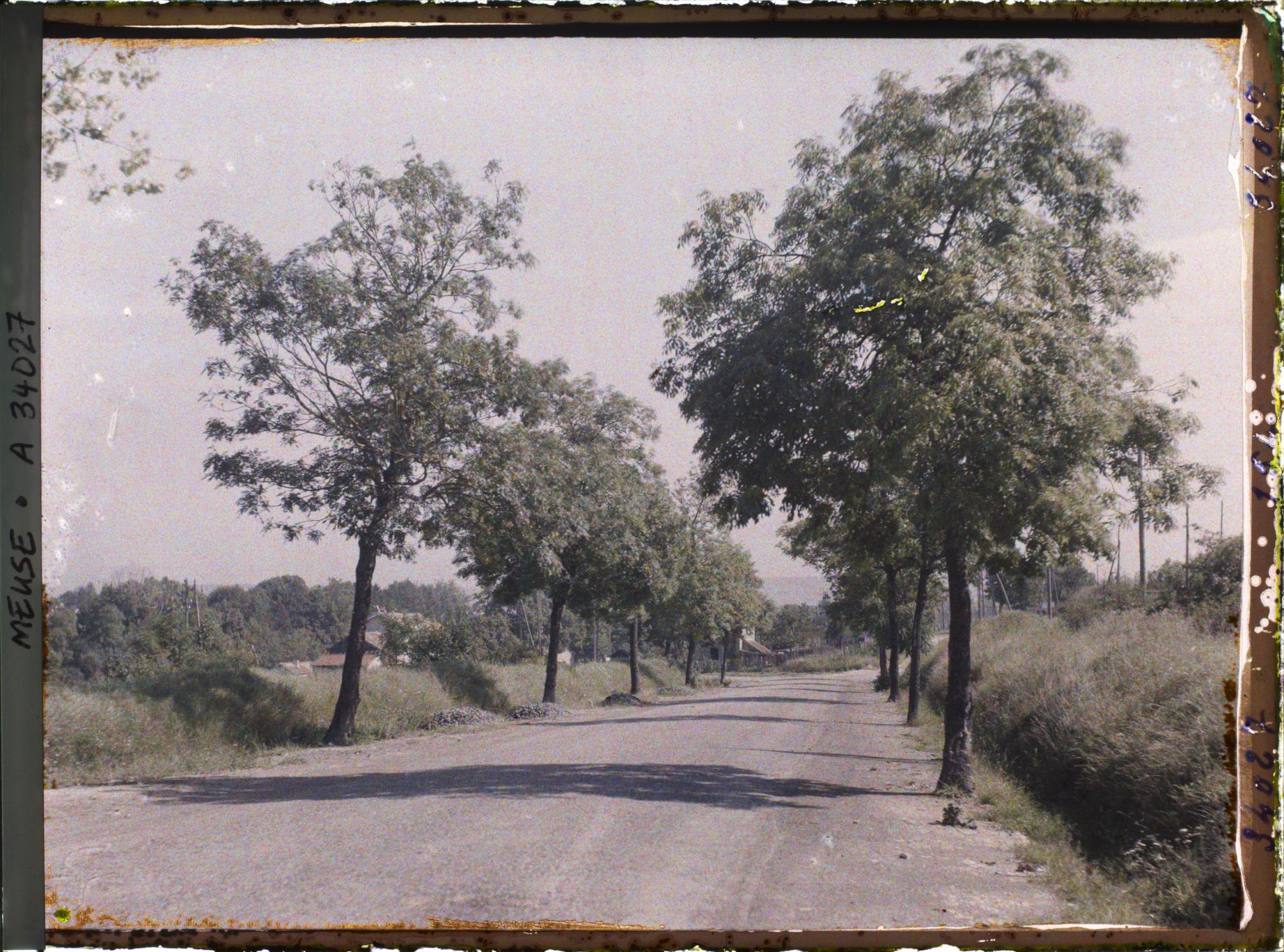 Image représentant France, Glorieux, La Voie Sacrée avant le passage à niveau, vue prise vers Verdun