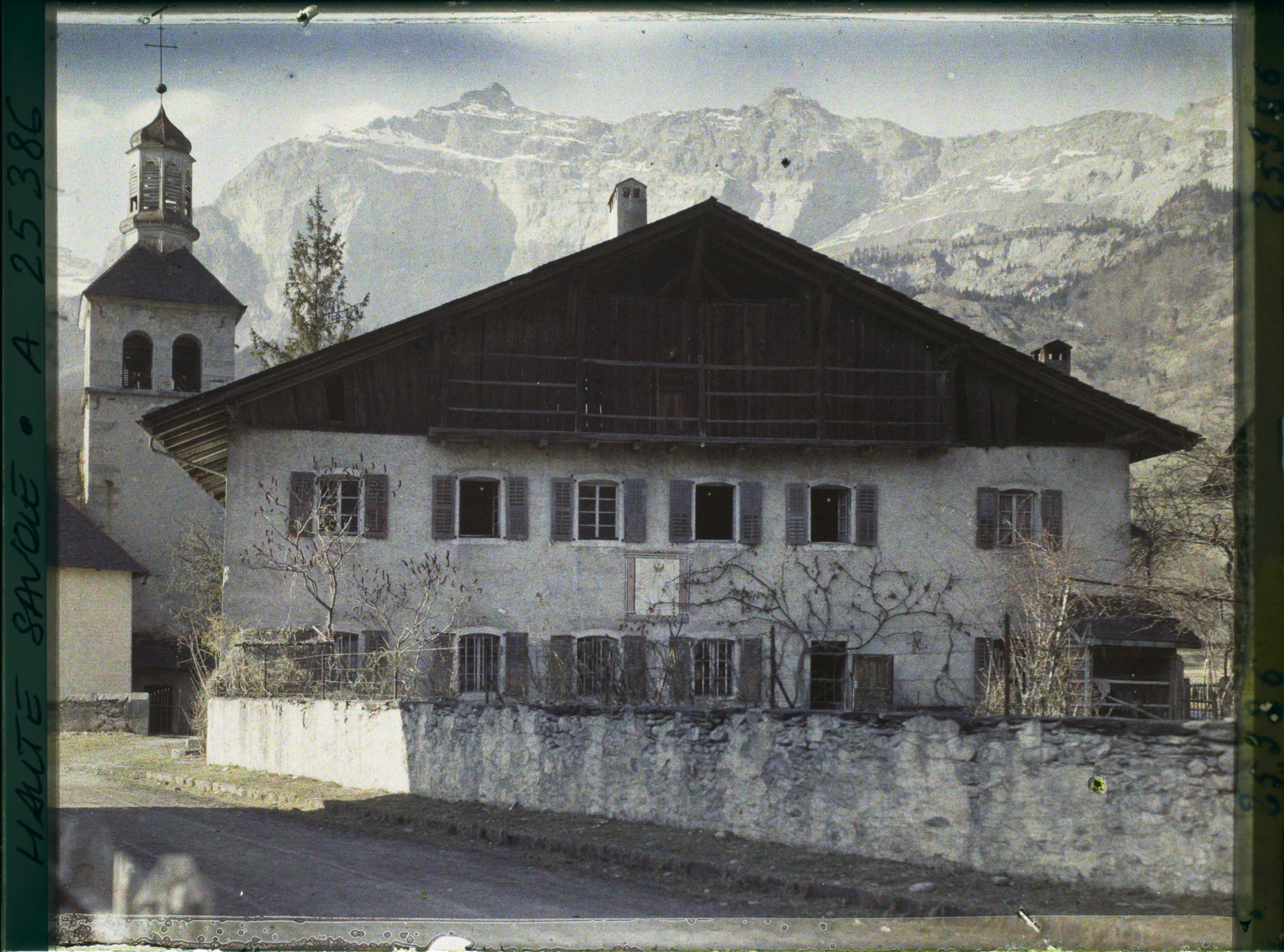 Image représentant France Les Alpes, Vallée de Chamonix ; Vieille Maison du Village datant de 1809