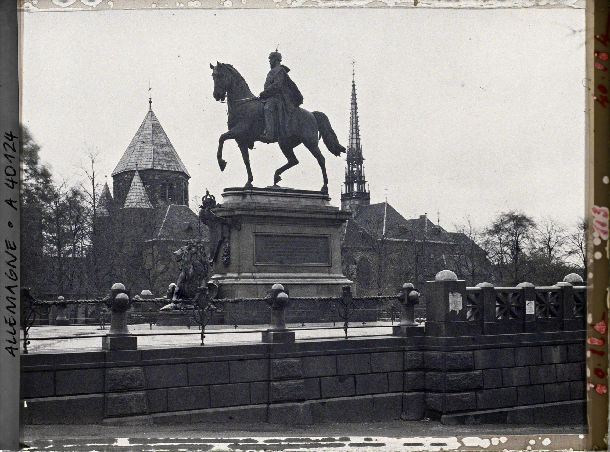 Image représentant Cathédrale et statue de Guillaume le Grand