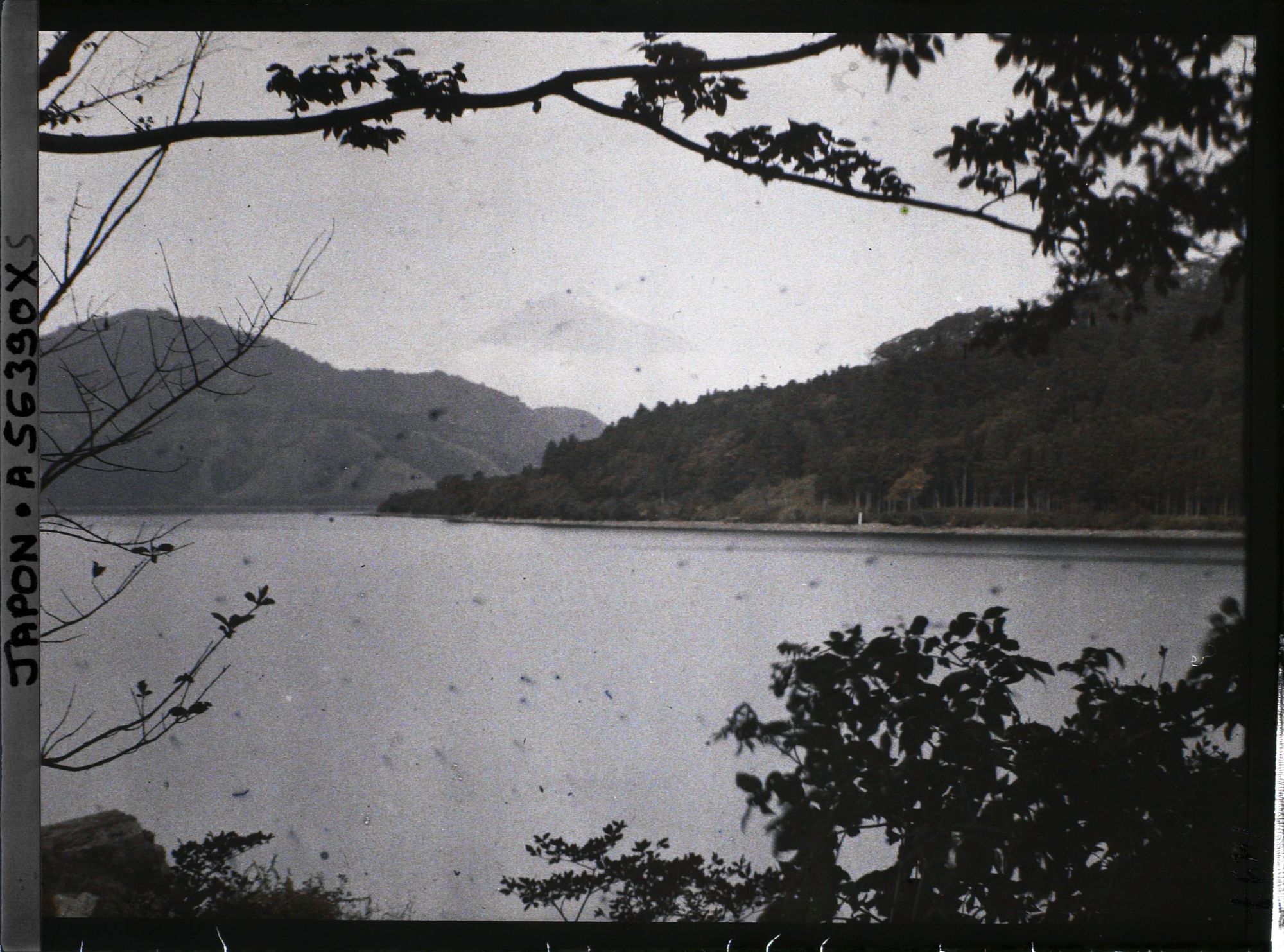 Image représentant Le lac Ashinoko et le Mont Fuji au loin
