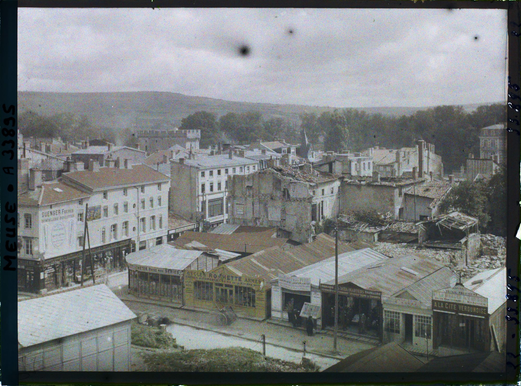 Image représentant France, Verdun, Vue sur la ville basse prise de la Place du Mal Pétain vers le N-N-E.