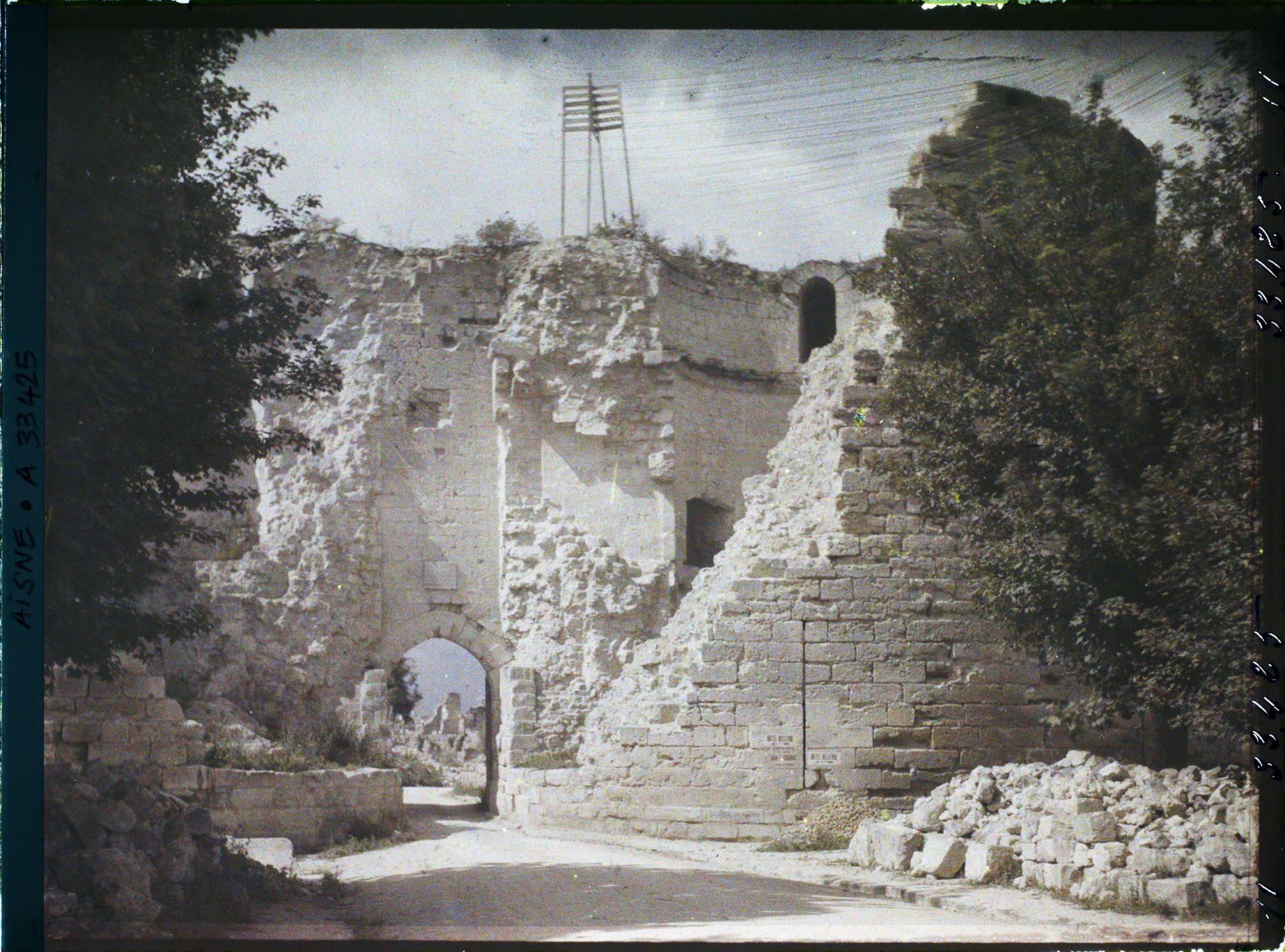 Image représentant France, Coucy le Château, La Porte de Laon vue de L'extérieur