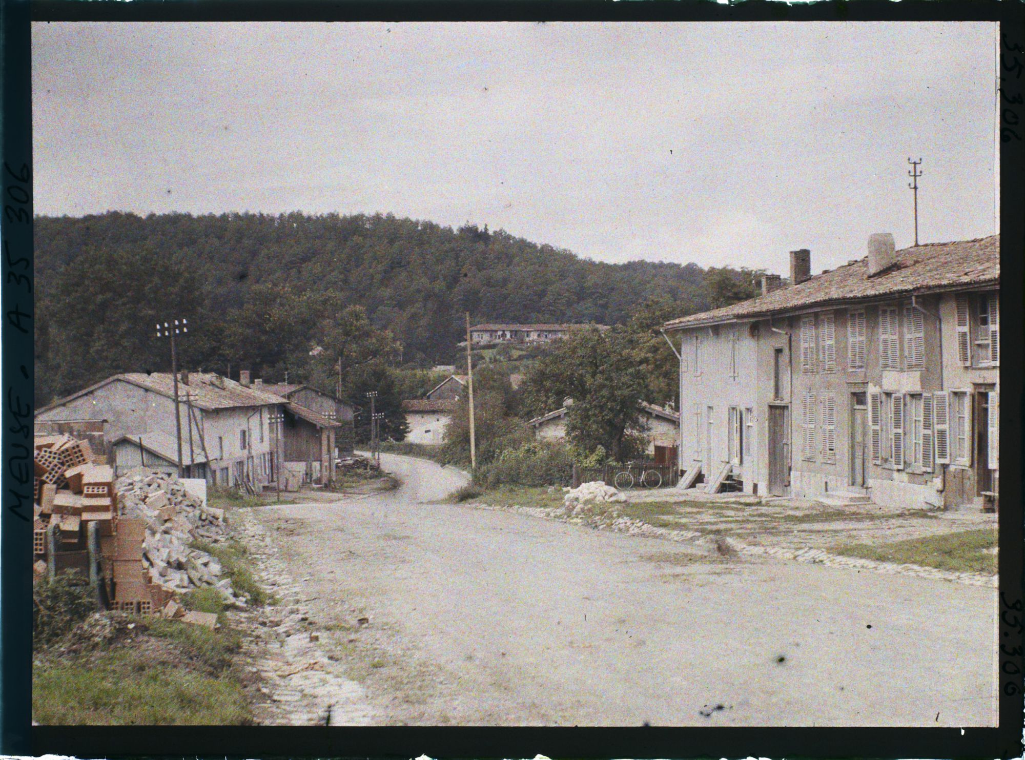 Image représentant France, Les Islettes, Vue sur la route de Ste Ménehould