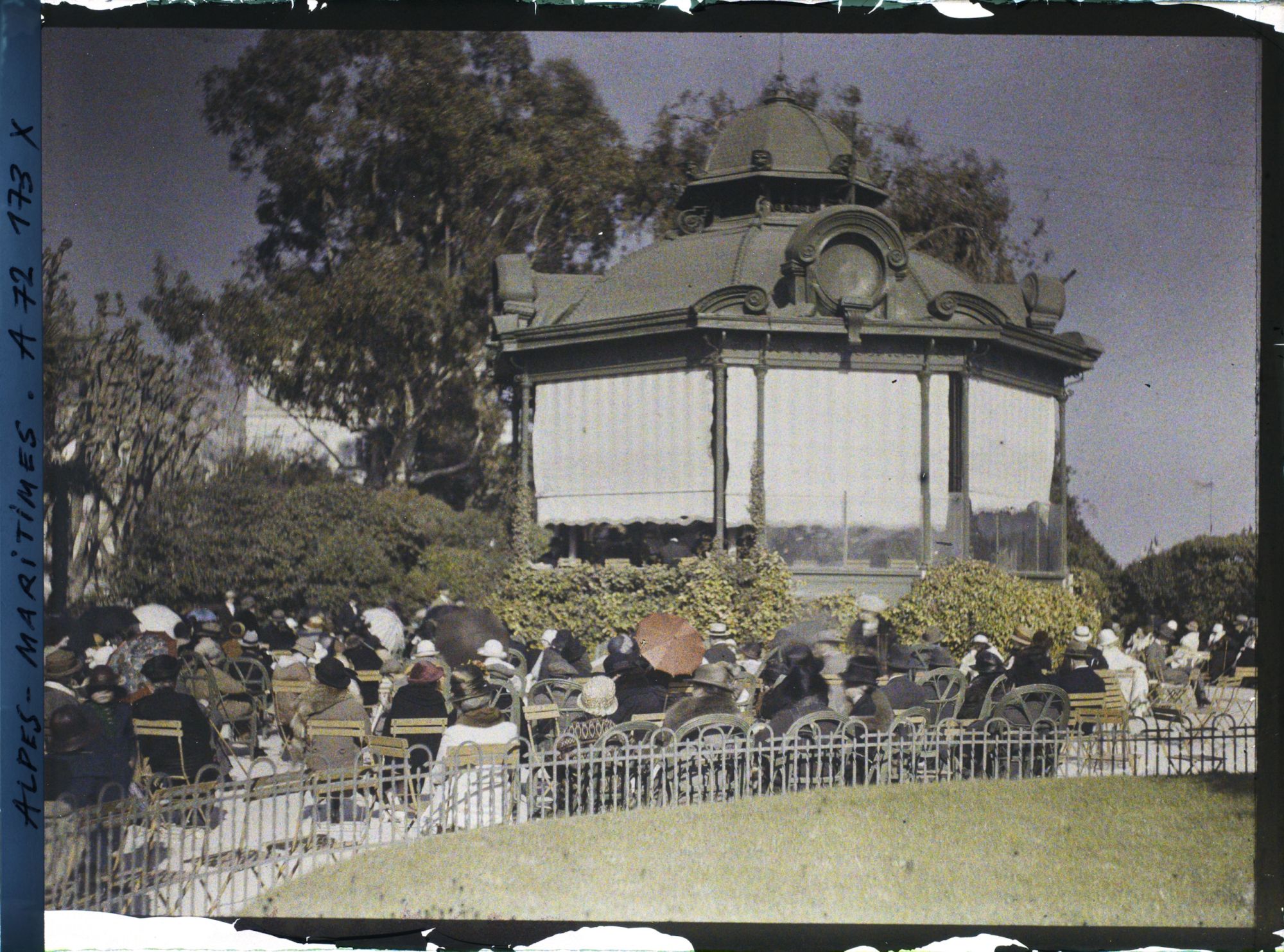 Image représentant Foule rassemblée autour du kiosque à musique du jardin public