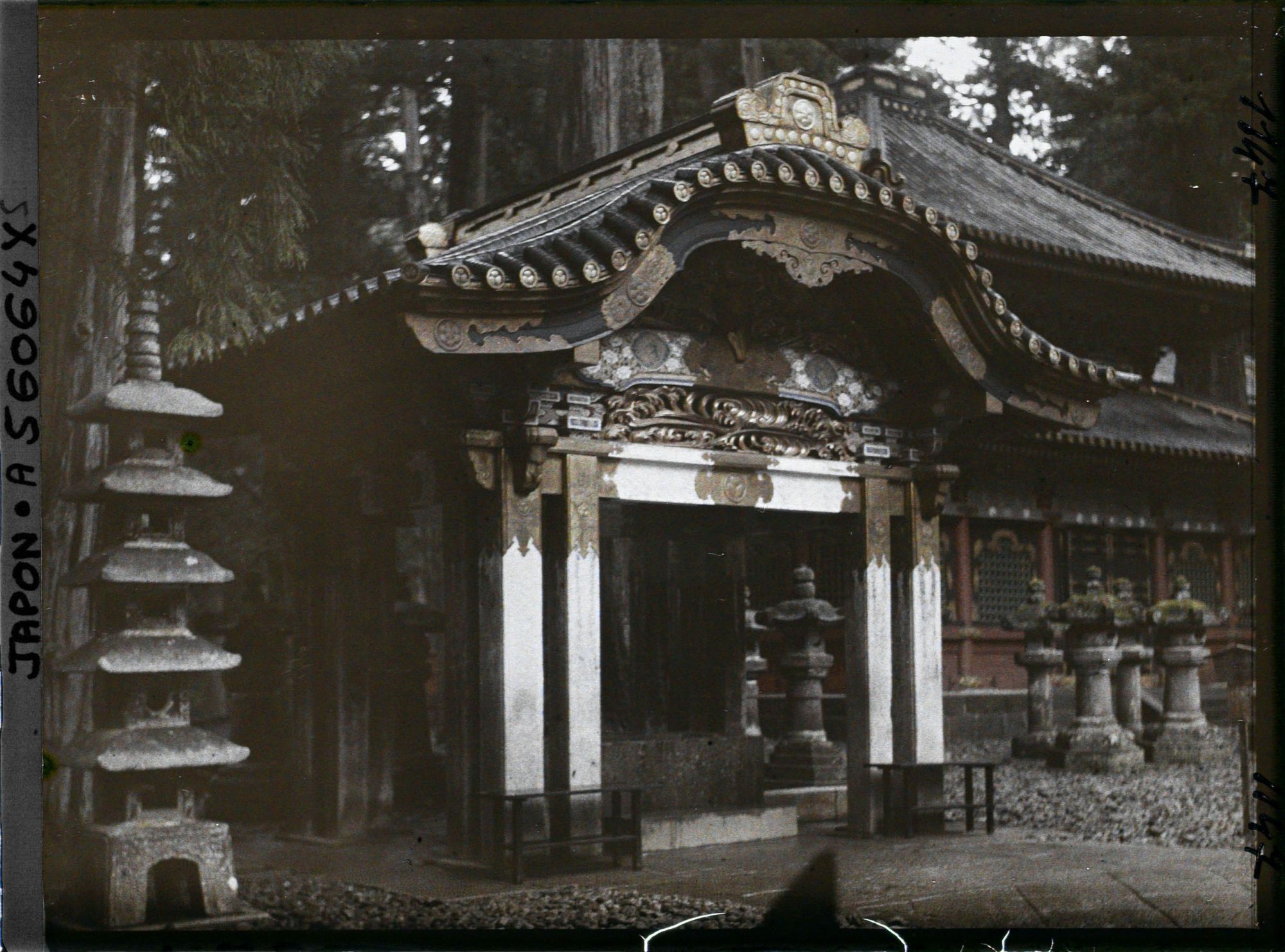 Image représentant La fontaine sacrée Suibansha (ou Omizuyo) du sanctuaire Tôshôgu