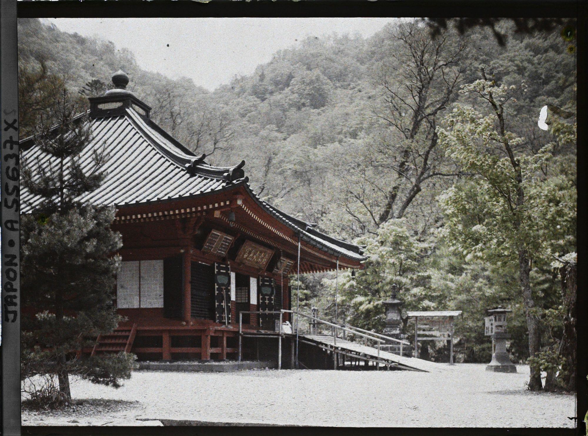 Image représentant Temple Chuzenji ou Tachiki Kannon, sur la rive orientale du lac Chuzenji