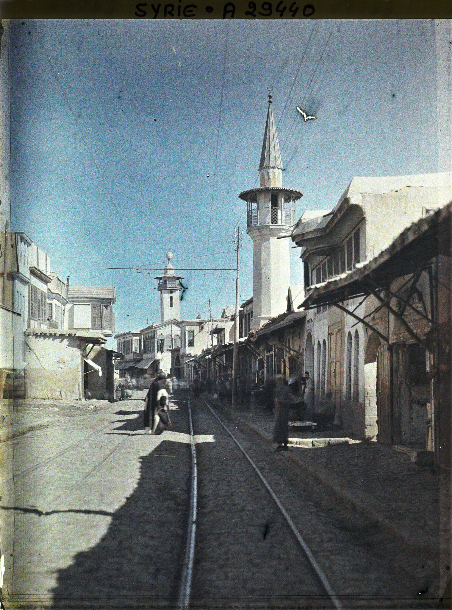 Image représentant L'avenue du Midan. A droite, le minaret de la " Mosquée d'Amar " (?)