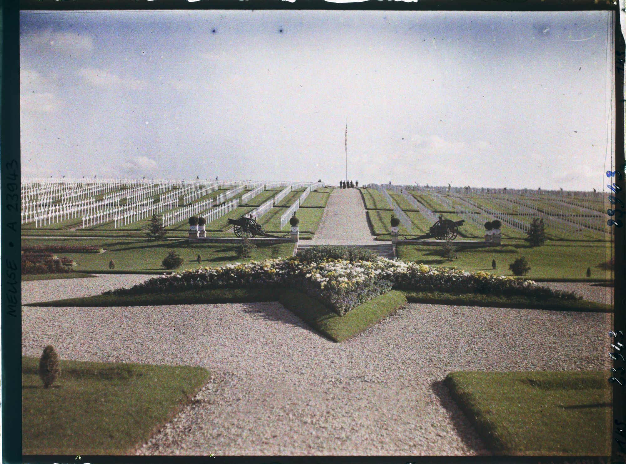 Image représentant France, Romagne sous Montfaucon, Entrée principale du Cimetière