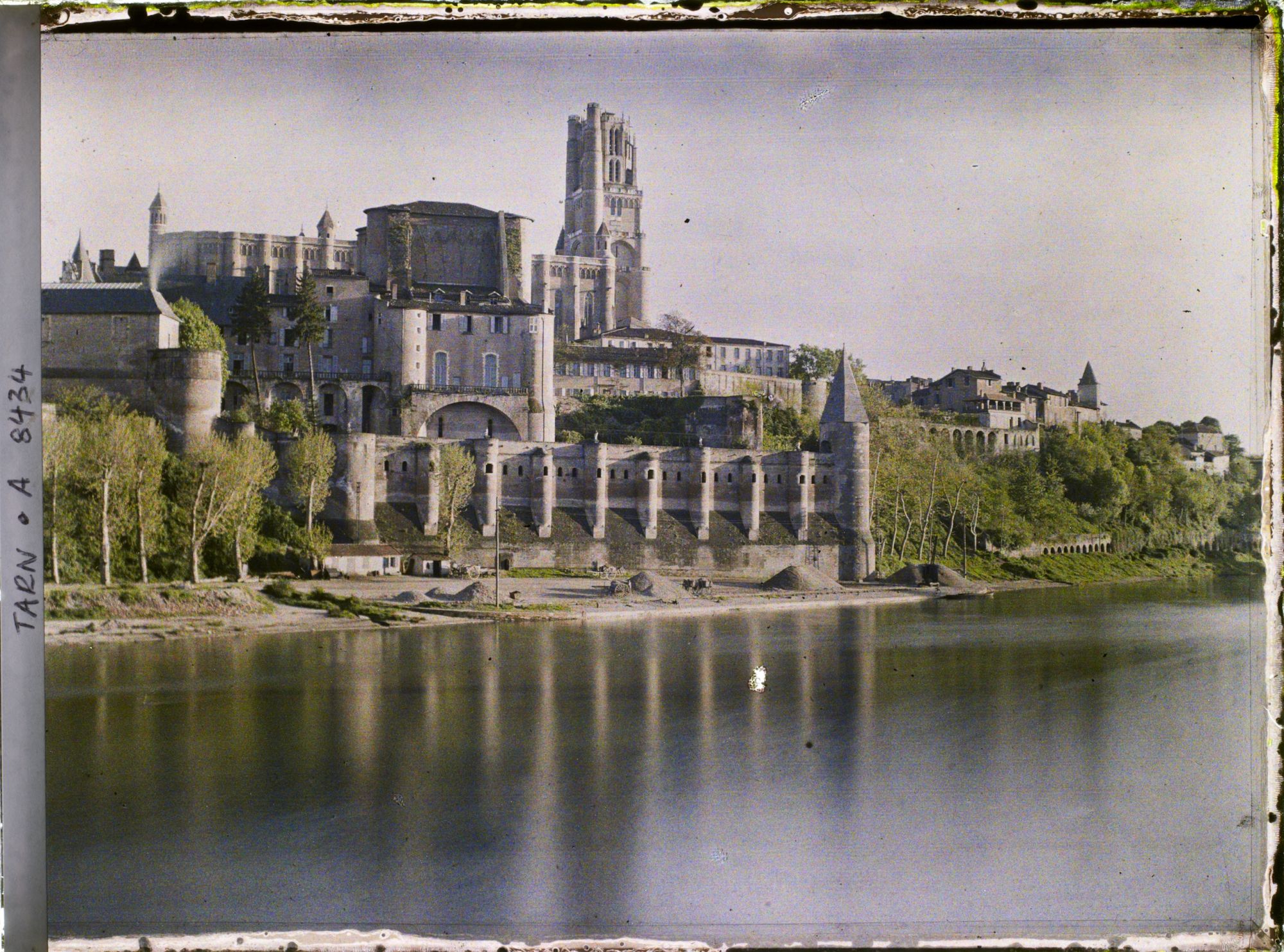 Image représentant Vue prise de la terrasse du restaurant la chapellerie sur l'ensemble de la cathédrale et l'archevêché