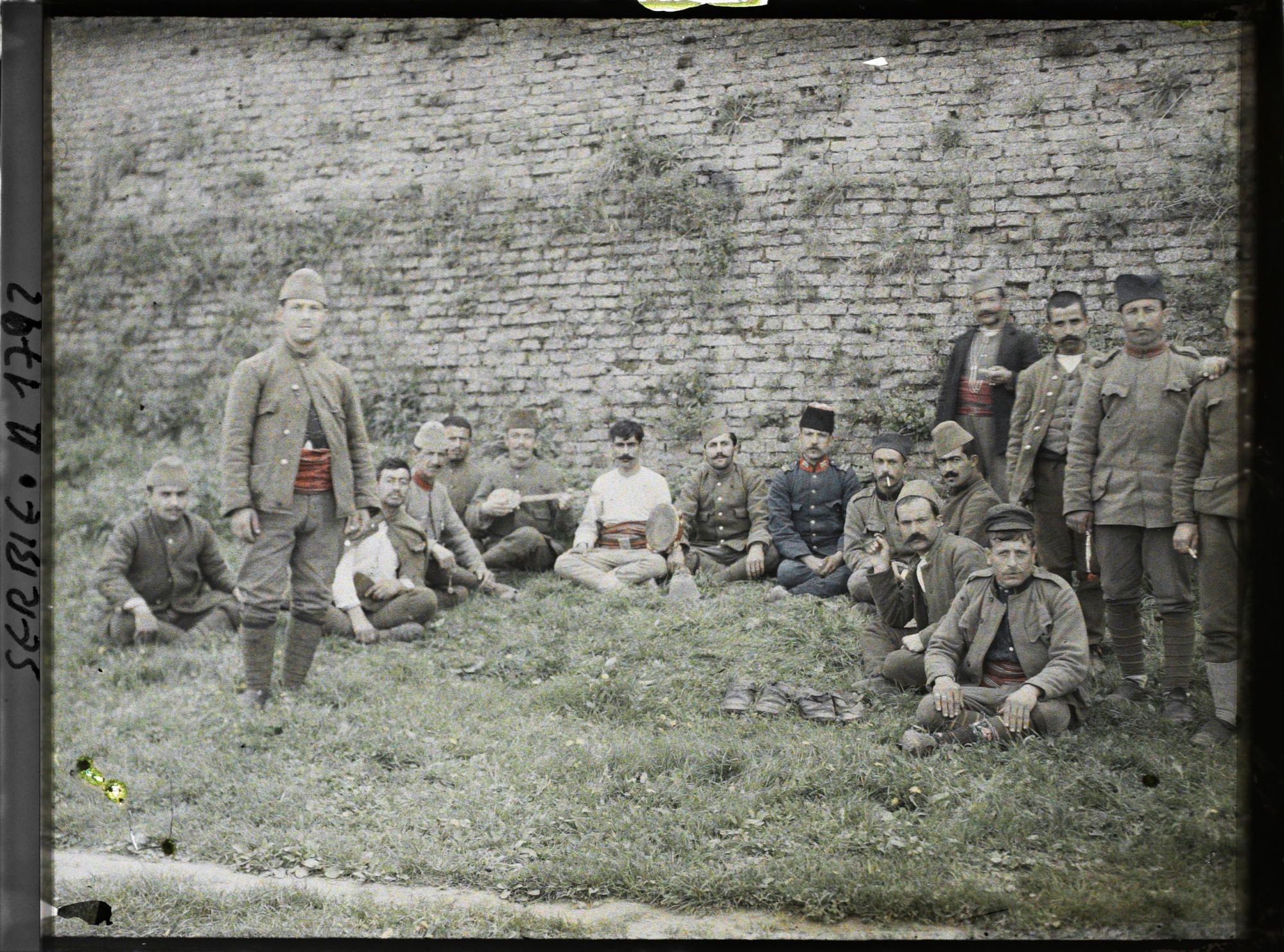 Image représentant Groupe de prisonniers arméniens devant un mur de la forteresse dite " Kalemegdan "