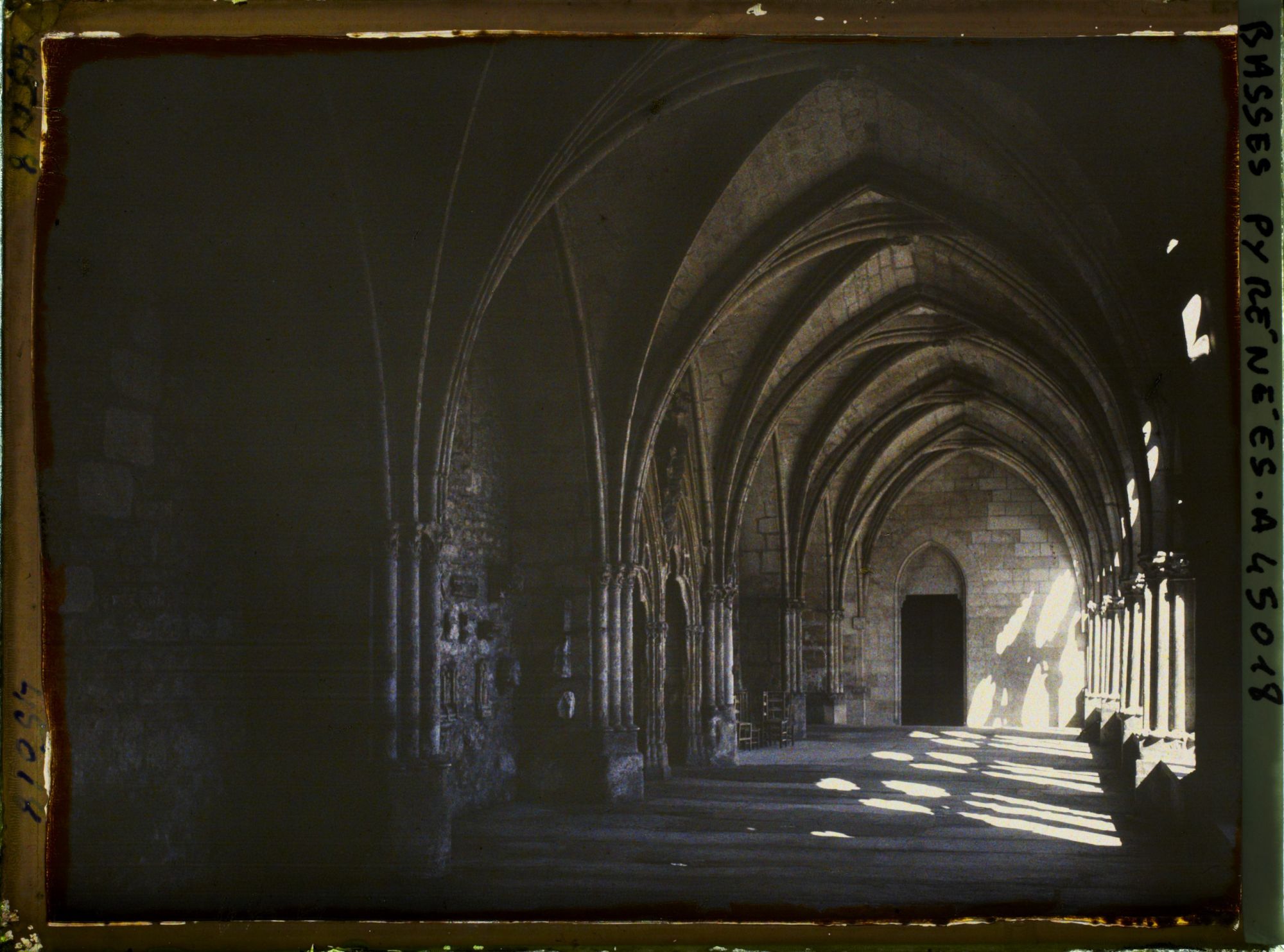 Image représentant France, Bayonne, Le Cloître de la Cathédrale, les Galeries