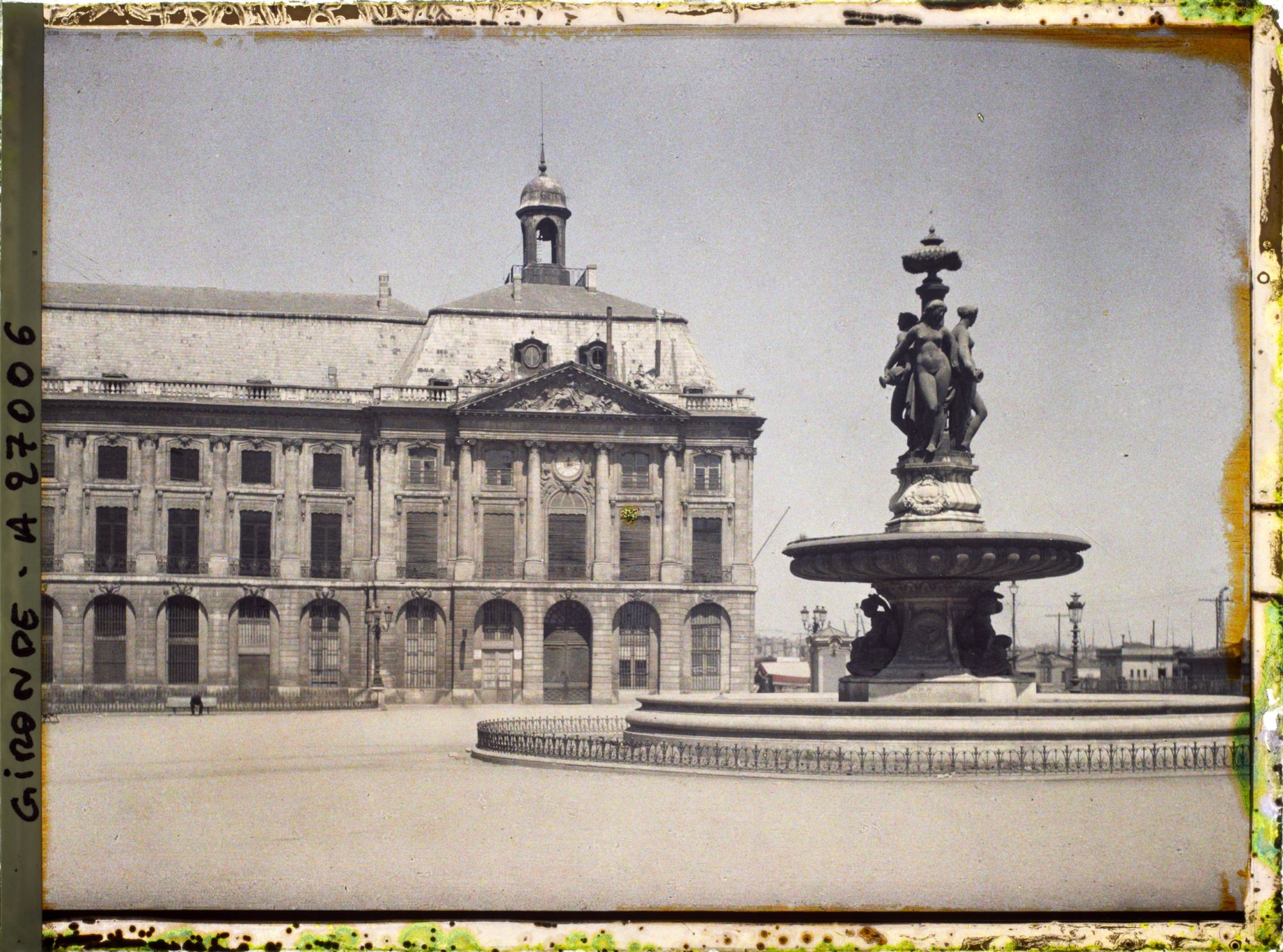 Image représentant La fontaine des Trois Grâces, place de la Bourse