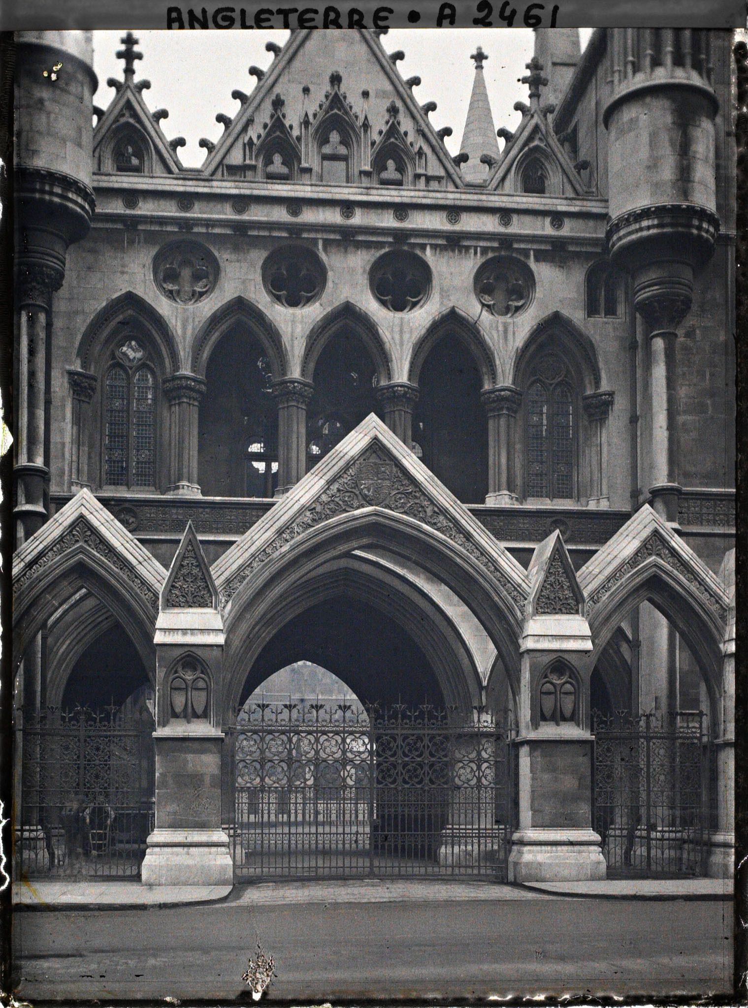 Image représentant Le portail d'entrée de the royal courts of justice