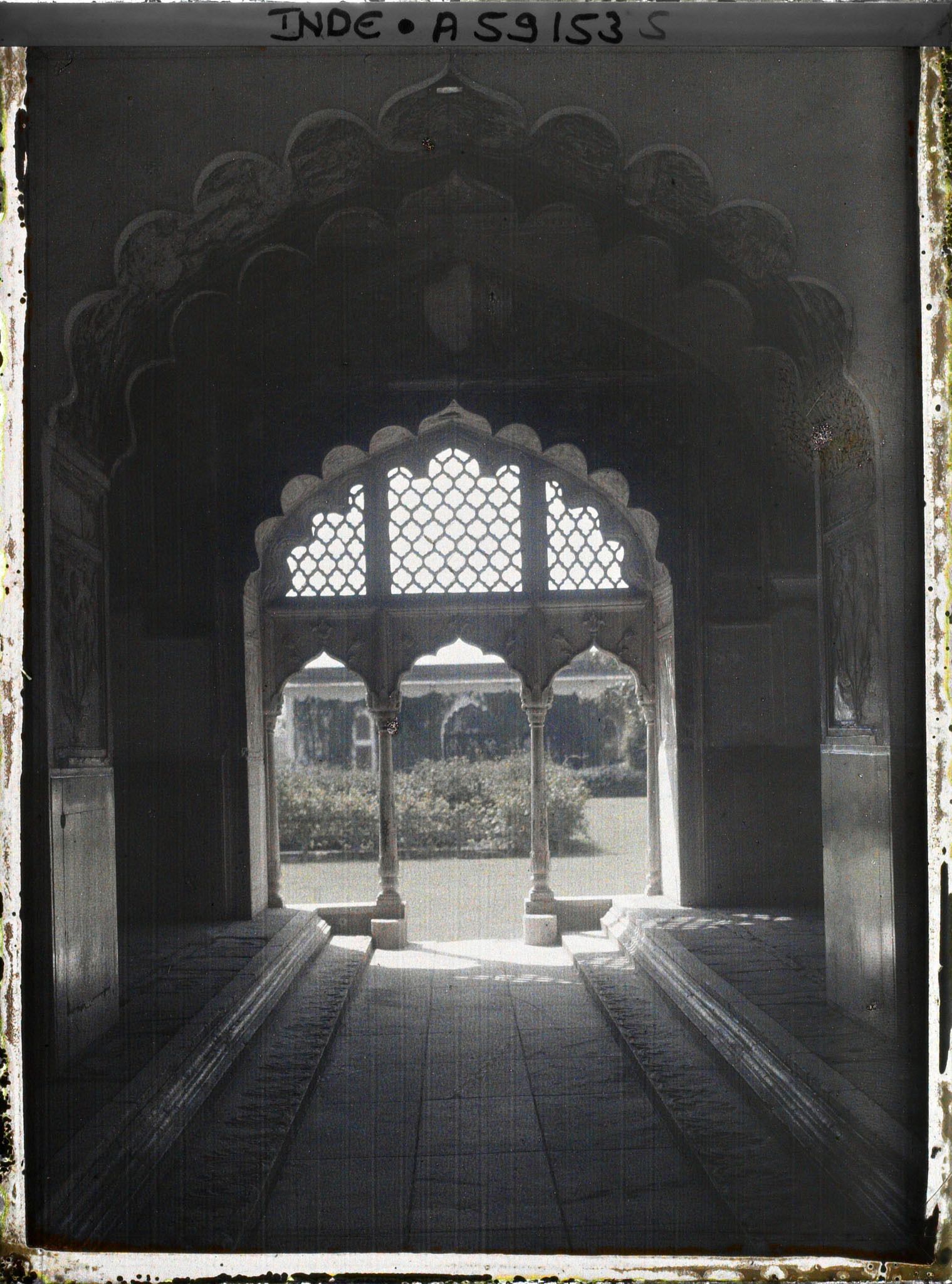 Image représentant Dans la partie principale du harem du fort Rouge (Lal Qila), le pavillon des couleurs (Rang Mahal)